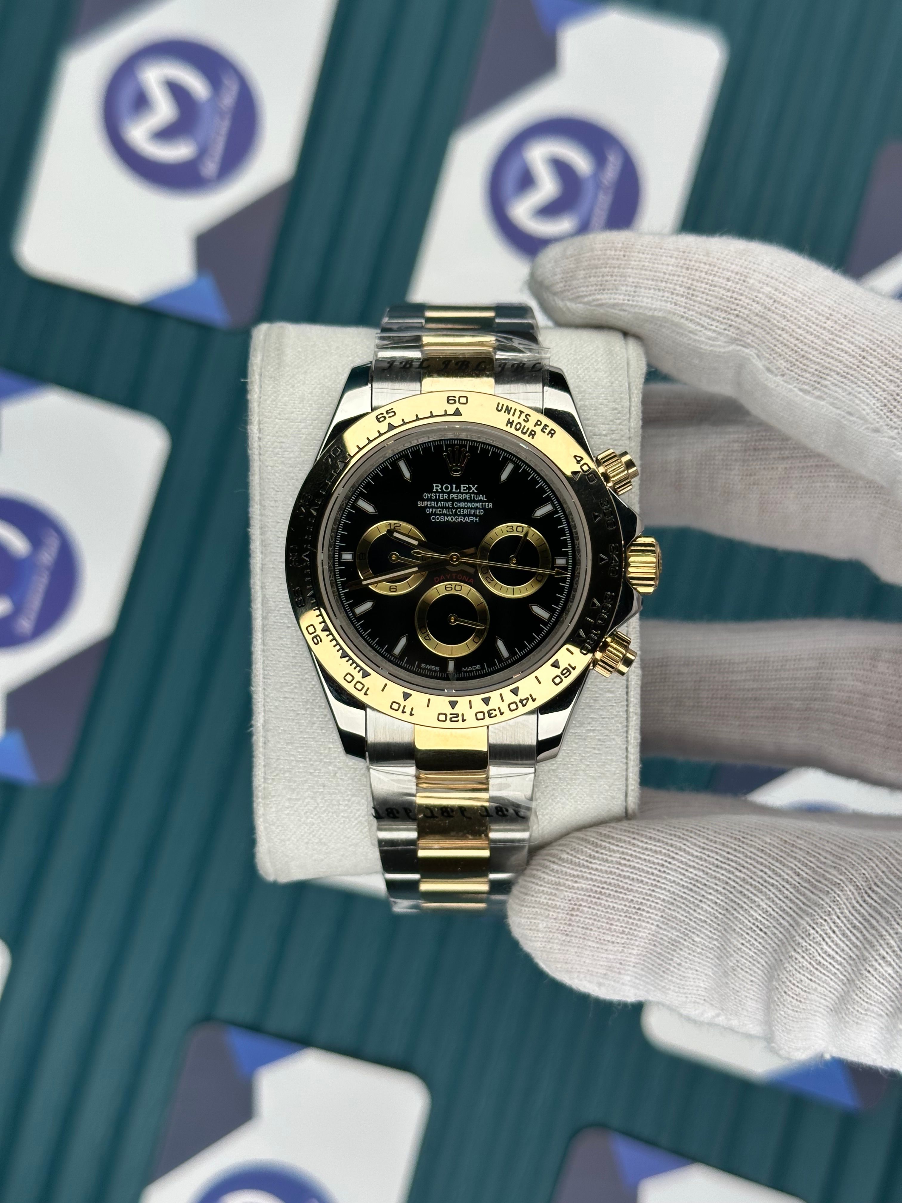ROLEX DAYTONA BLACK DIAL GOLD BEZEL GOLD-SILVER OYSTER