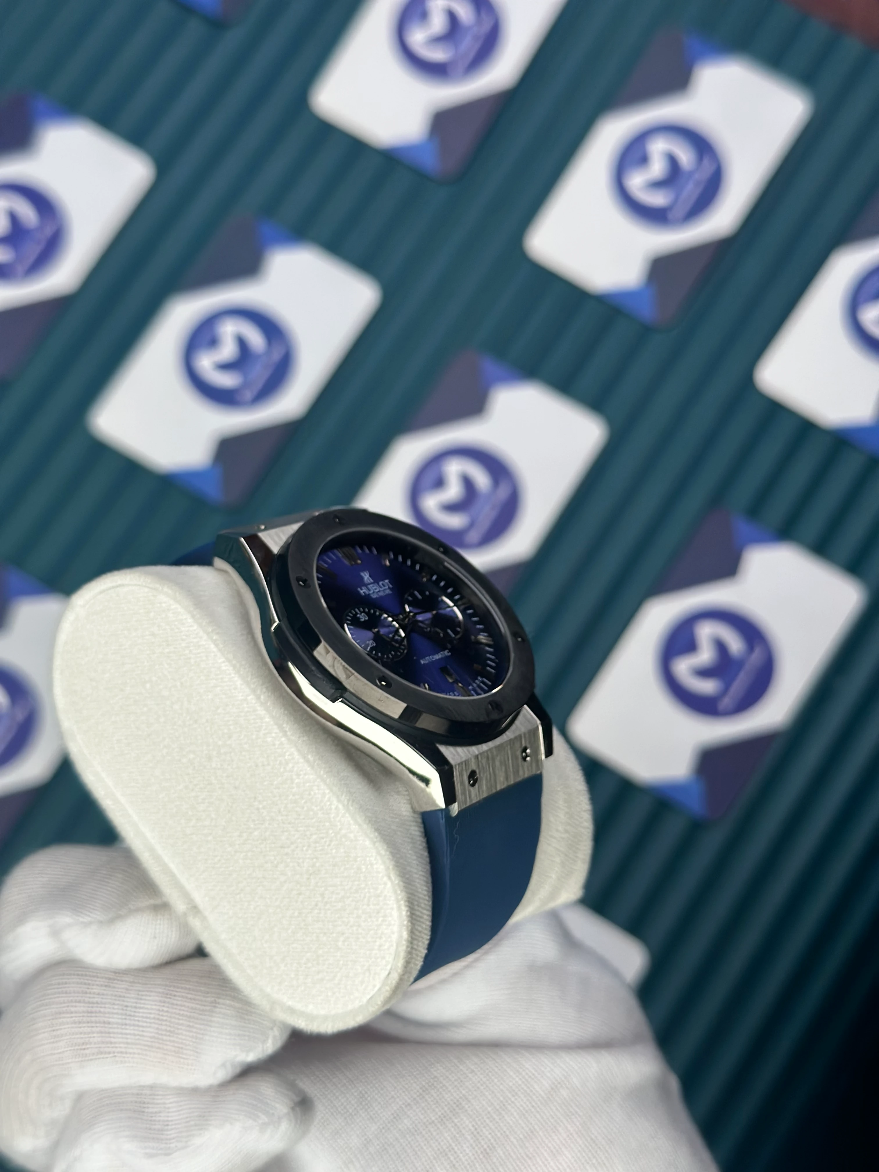 HUBLOT AUTOMATIC BLUE CHRONOGRAP BLACK BEZEL SILVER CASE BLUE RUBBER CORD 