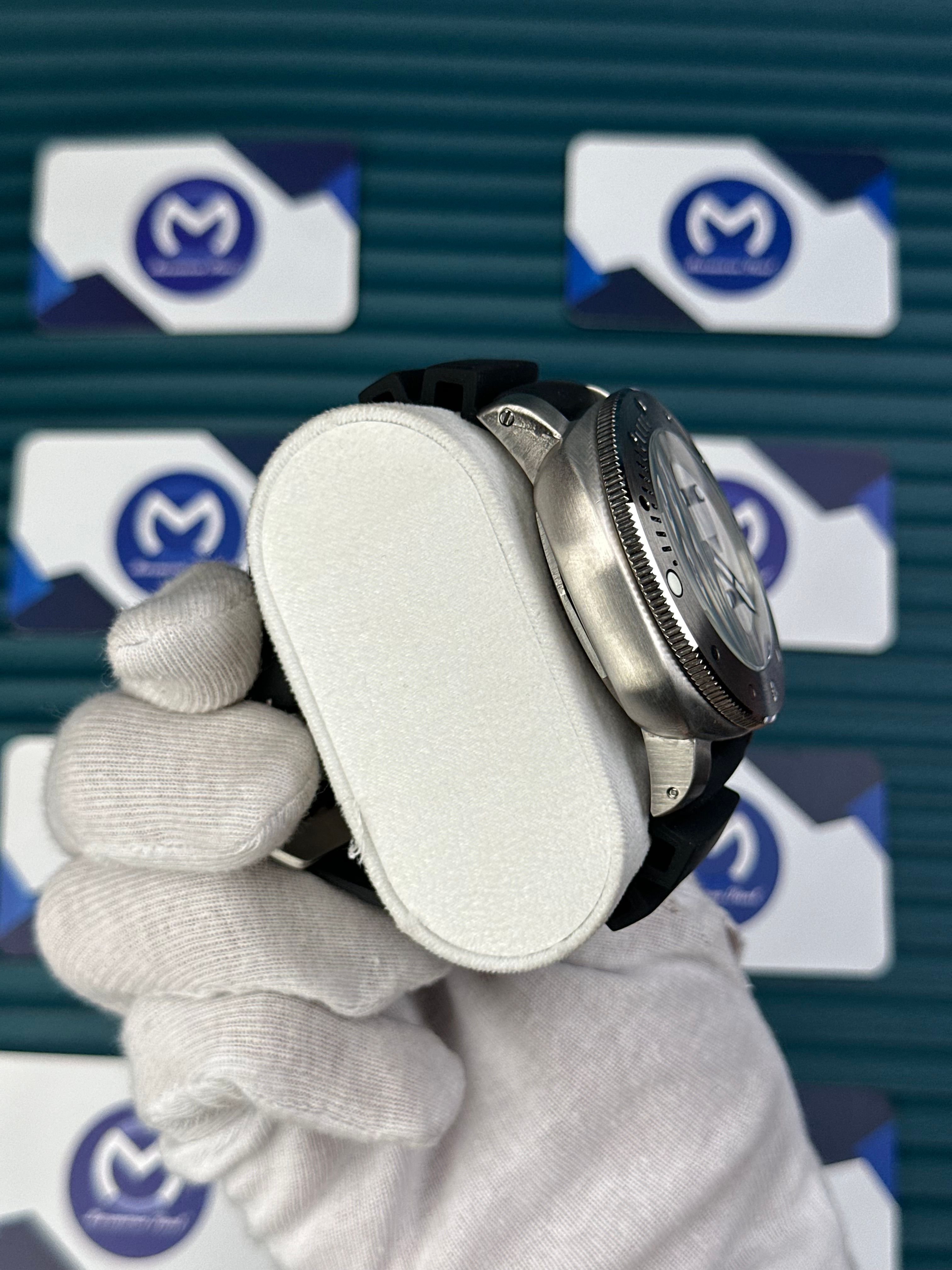 LUMINOR PANERAI SUBMERSIBLE CARBOTECH WHITE DIAL BLACK RUBBER
