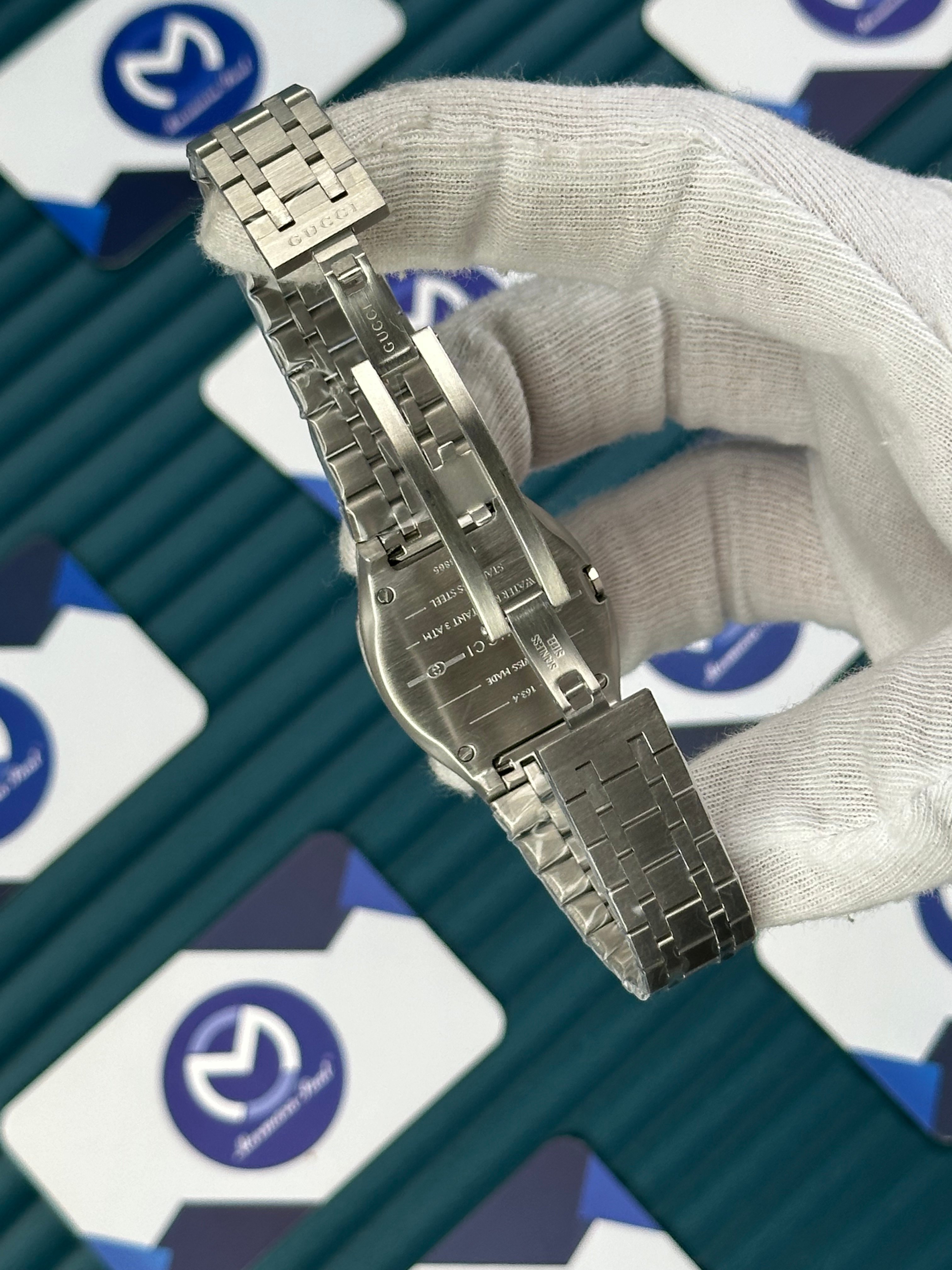 GUCCI WOMAN BLUE DIAL DIAMOND BEZEL BRUSH MARKS SILVER