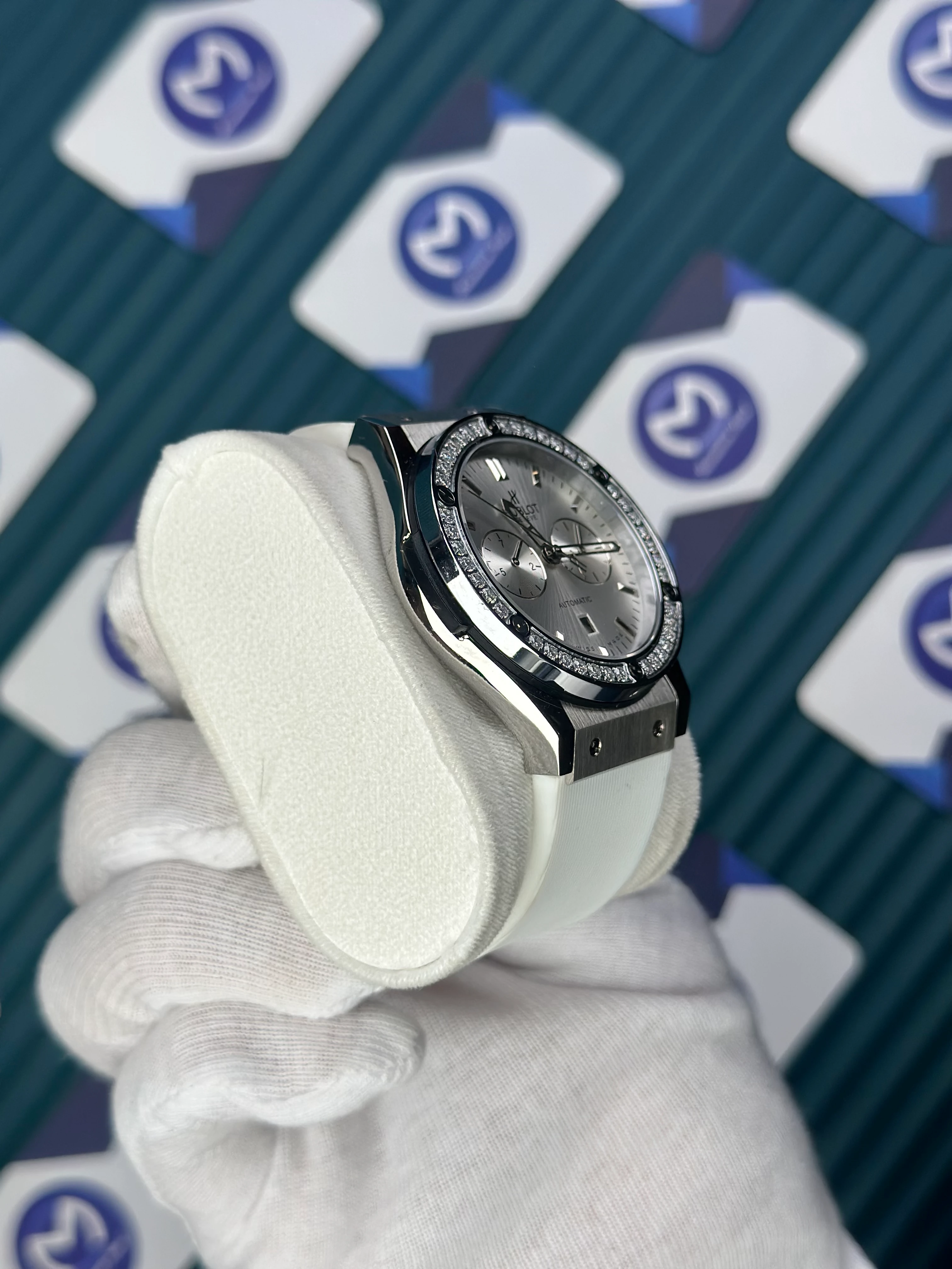 HUBLOT AUTOMATIC WHITE DIAL CHRONOGRAPH DIAMOND BEZEL WHITE RUBBER CORD 