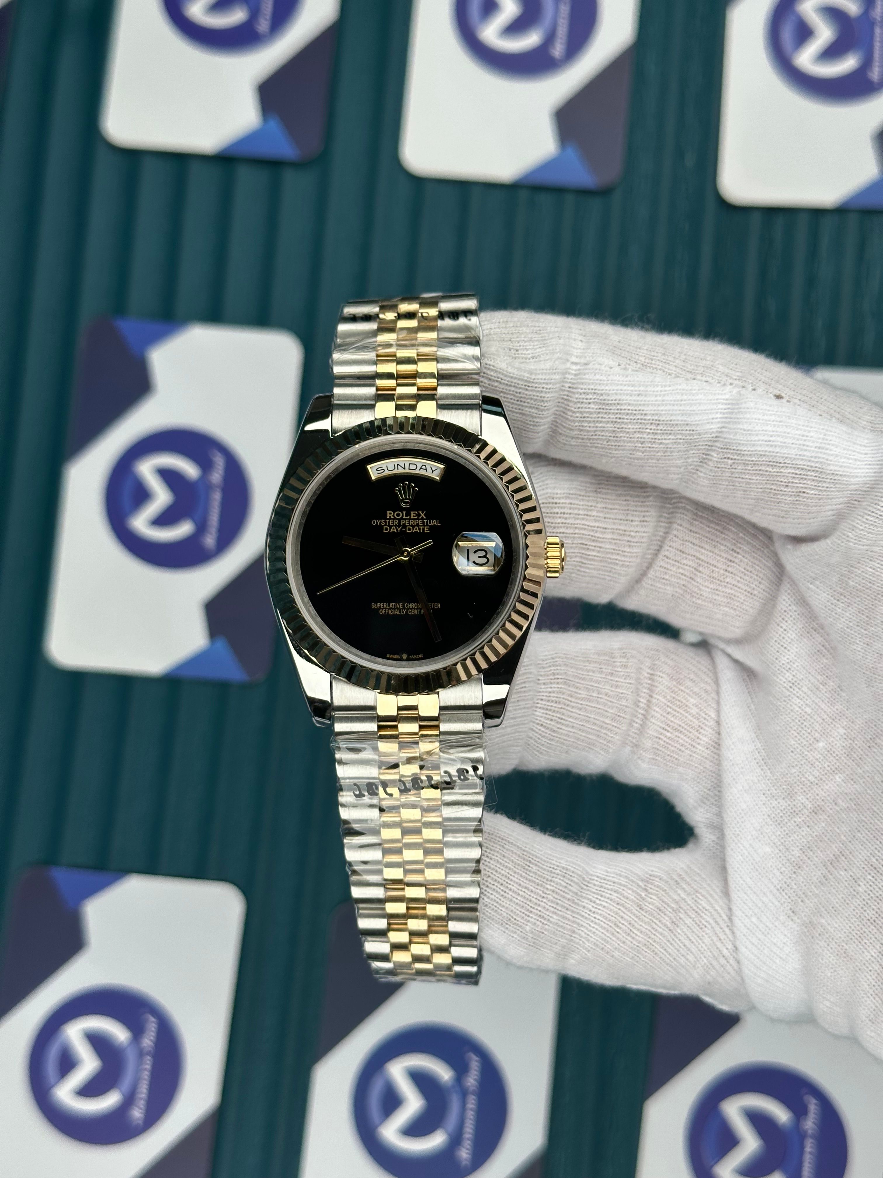 ROLEX DAY-DATE BLACK DIAL NO INDEX GOLD-SILVER JUBILE