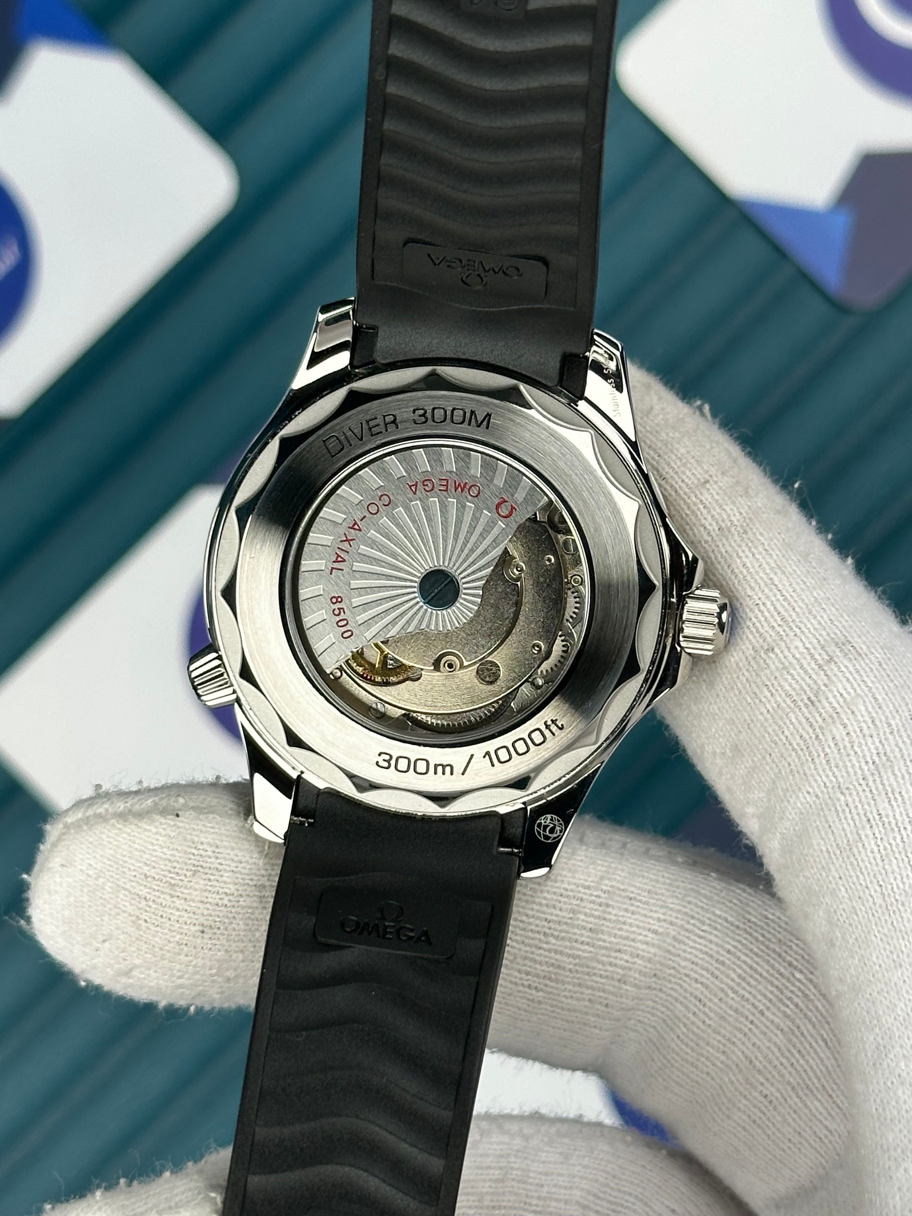 Omega Seamaster Diver 300m Otomatik Siyah Kauçuk Kordon Beyaz Kadran
