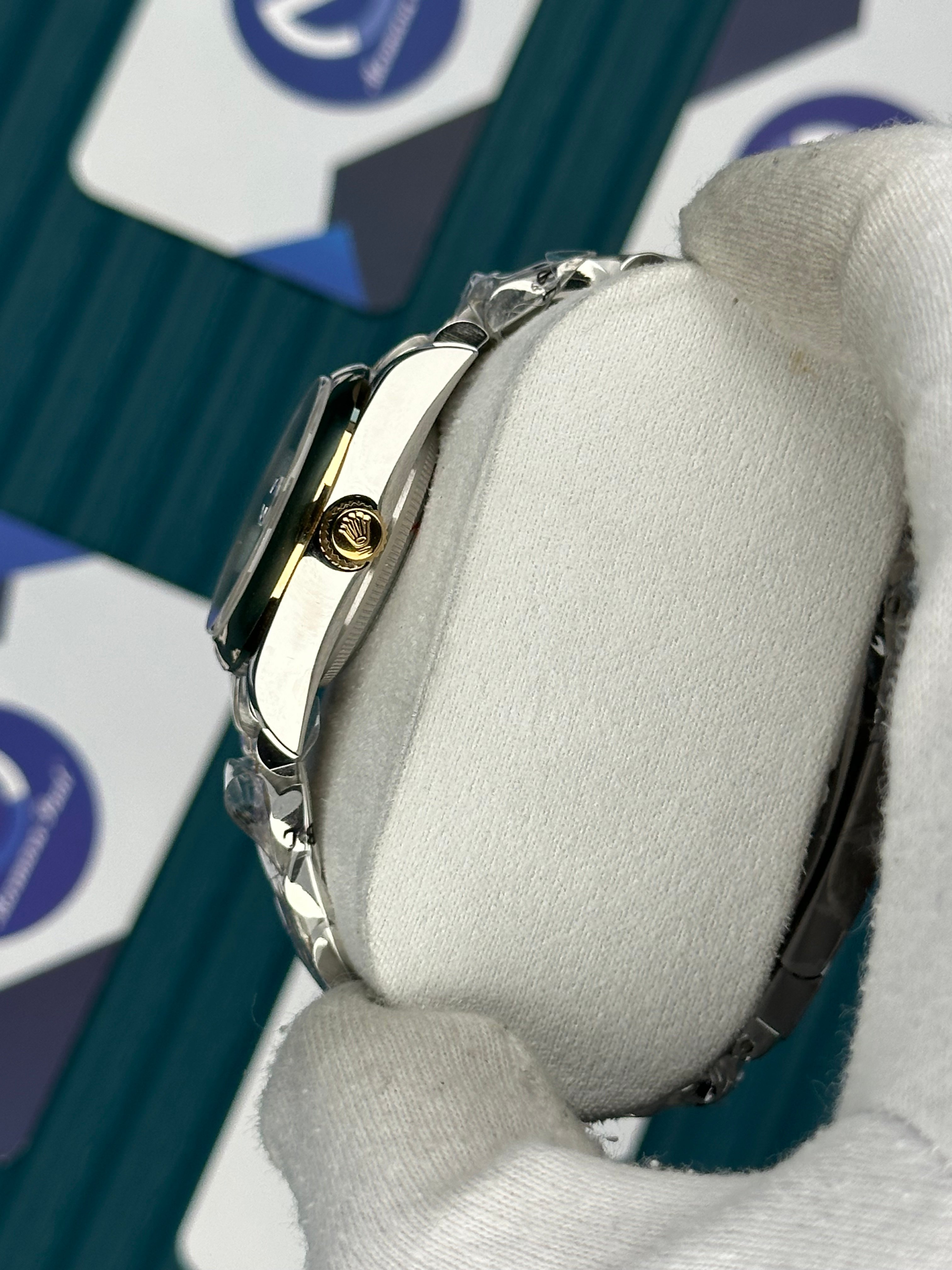 ROLEX 31 OVAL BEZEL GREEN DIAL GOLD-SILVER JUBILEE