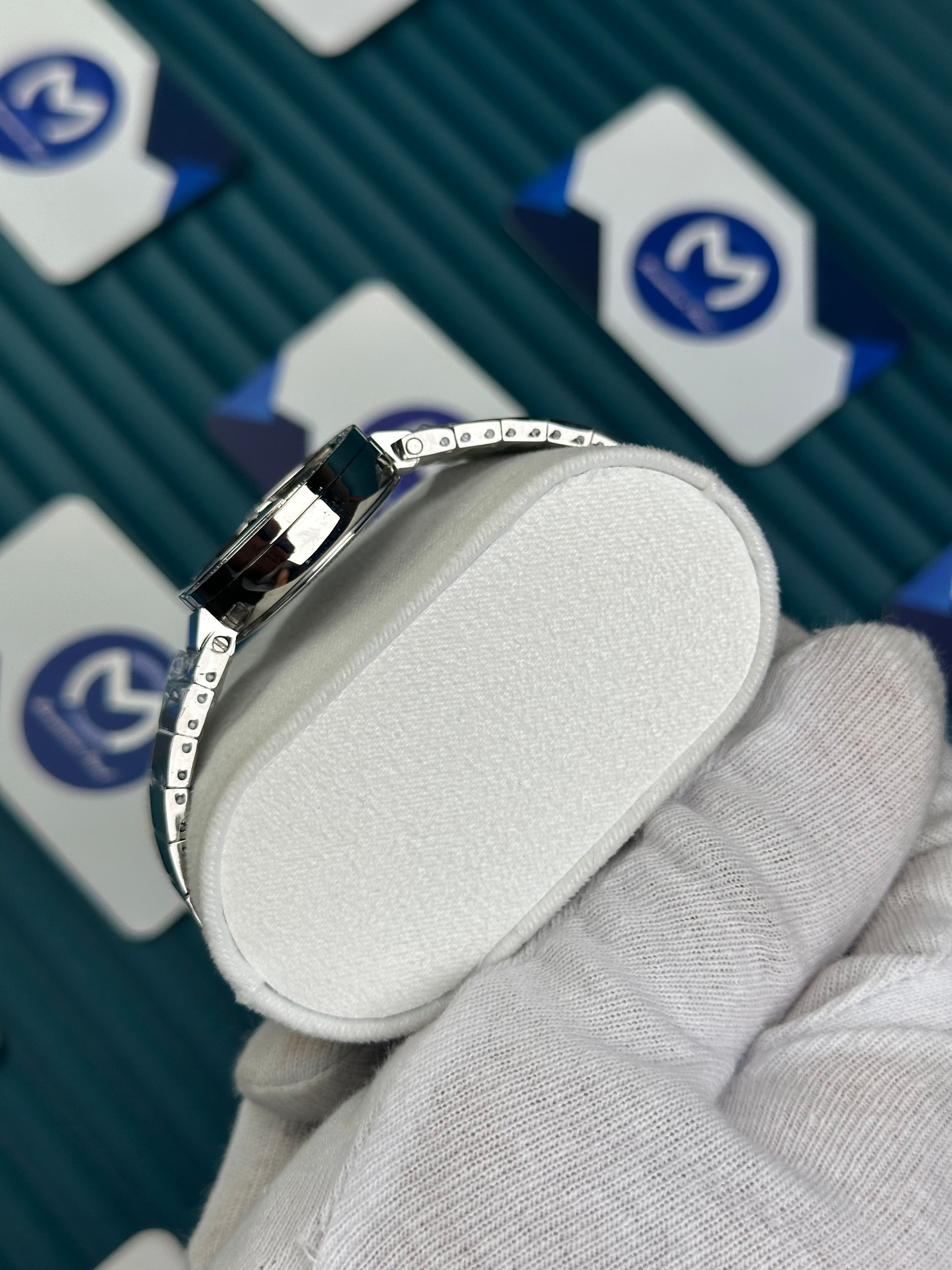 GUCCI WOMAN GREY DIAL G CASE DIAMOND DIAL SILVER CORD