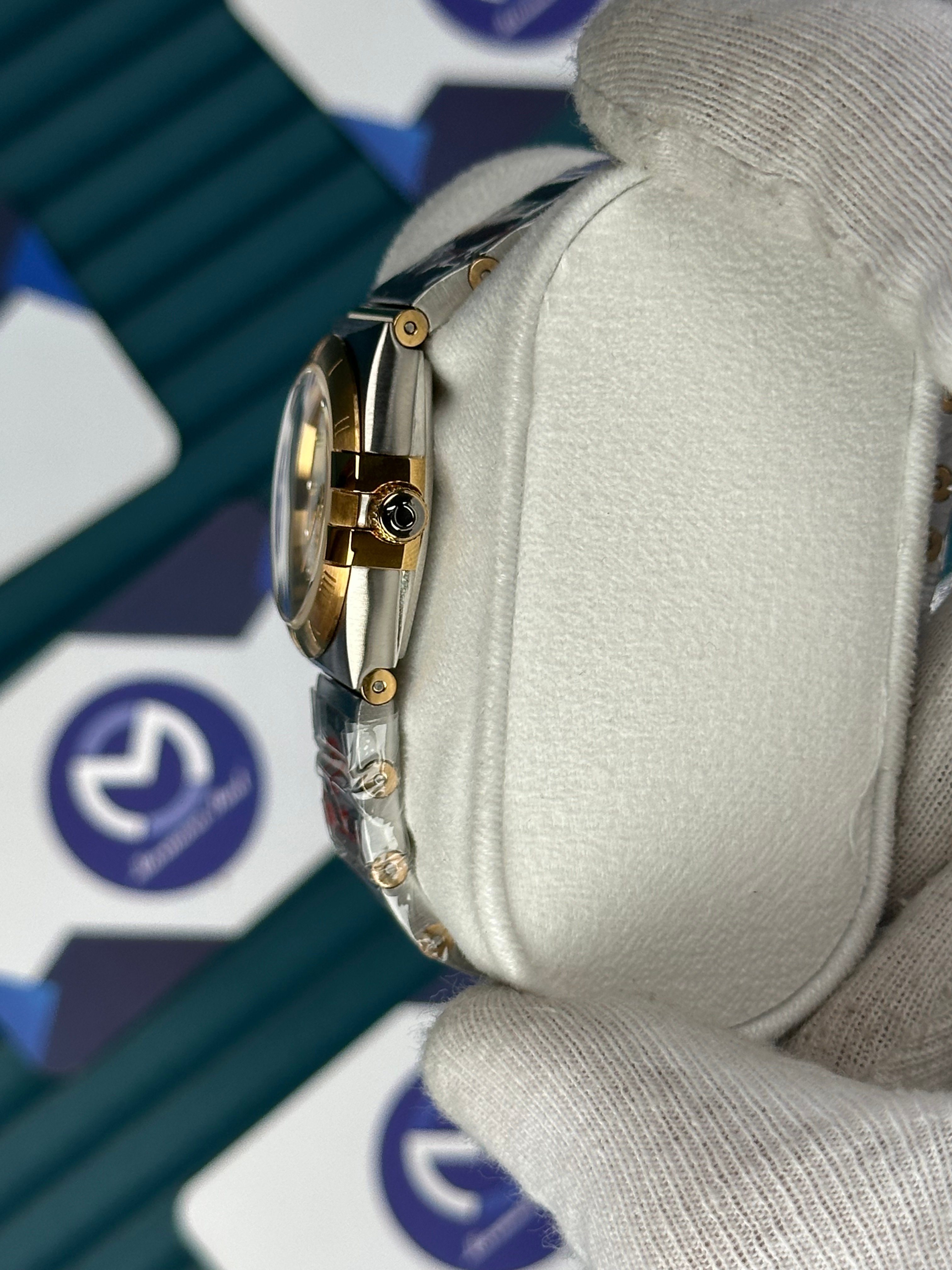 Omega Constellation Manhattan White Dial Quartz 28 mm Gold-Silver Bracelet