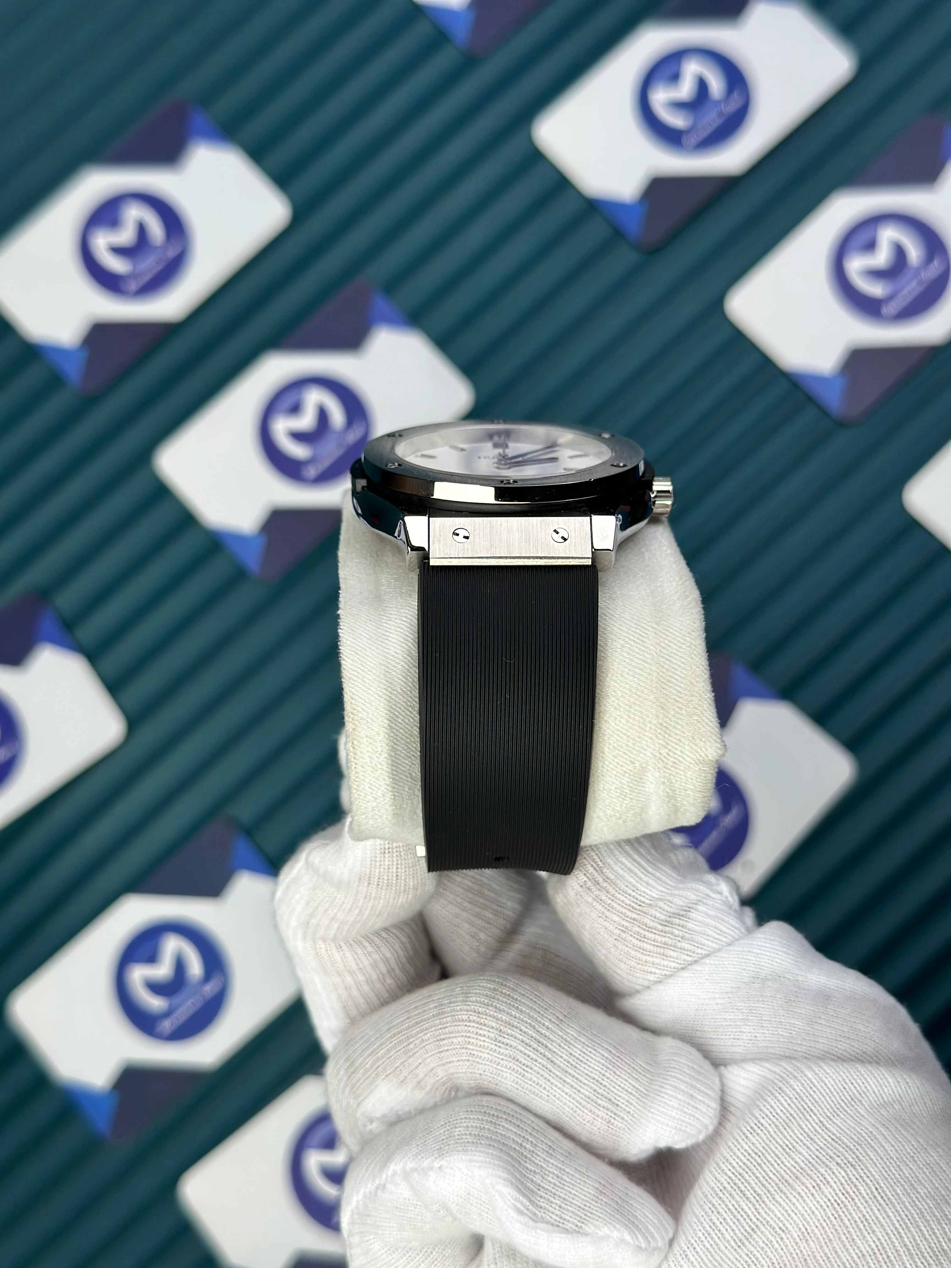 HUBLOT GENEVE AUTOMATIC WHITE DIAL SILVER CASE BLACK RUBBER CORD 