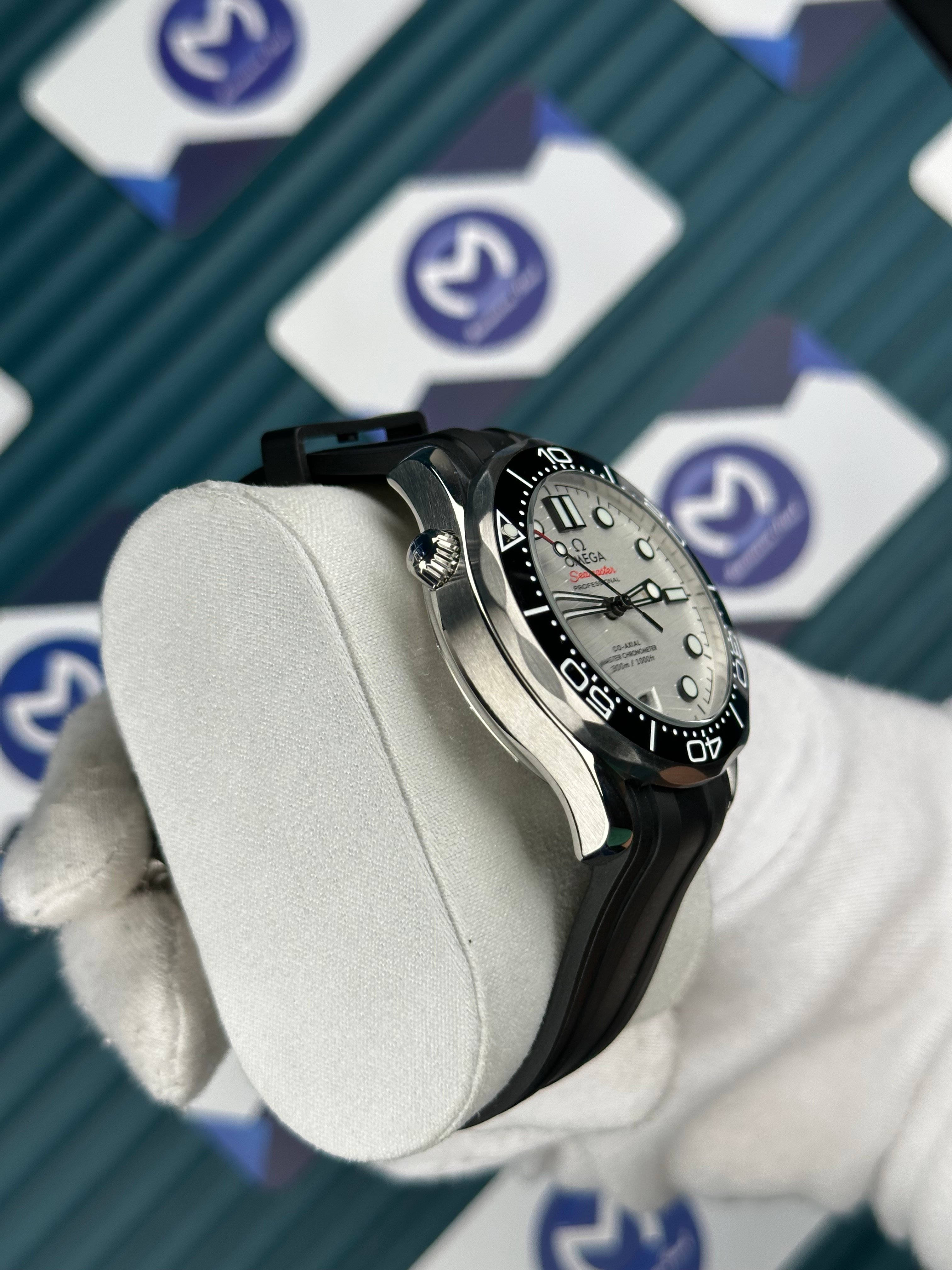 Omega Seamaster Diver 300m Otomatik Siyah Kauçuk Kordon Beyaz Kadran