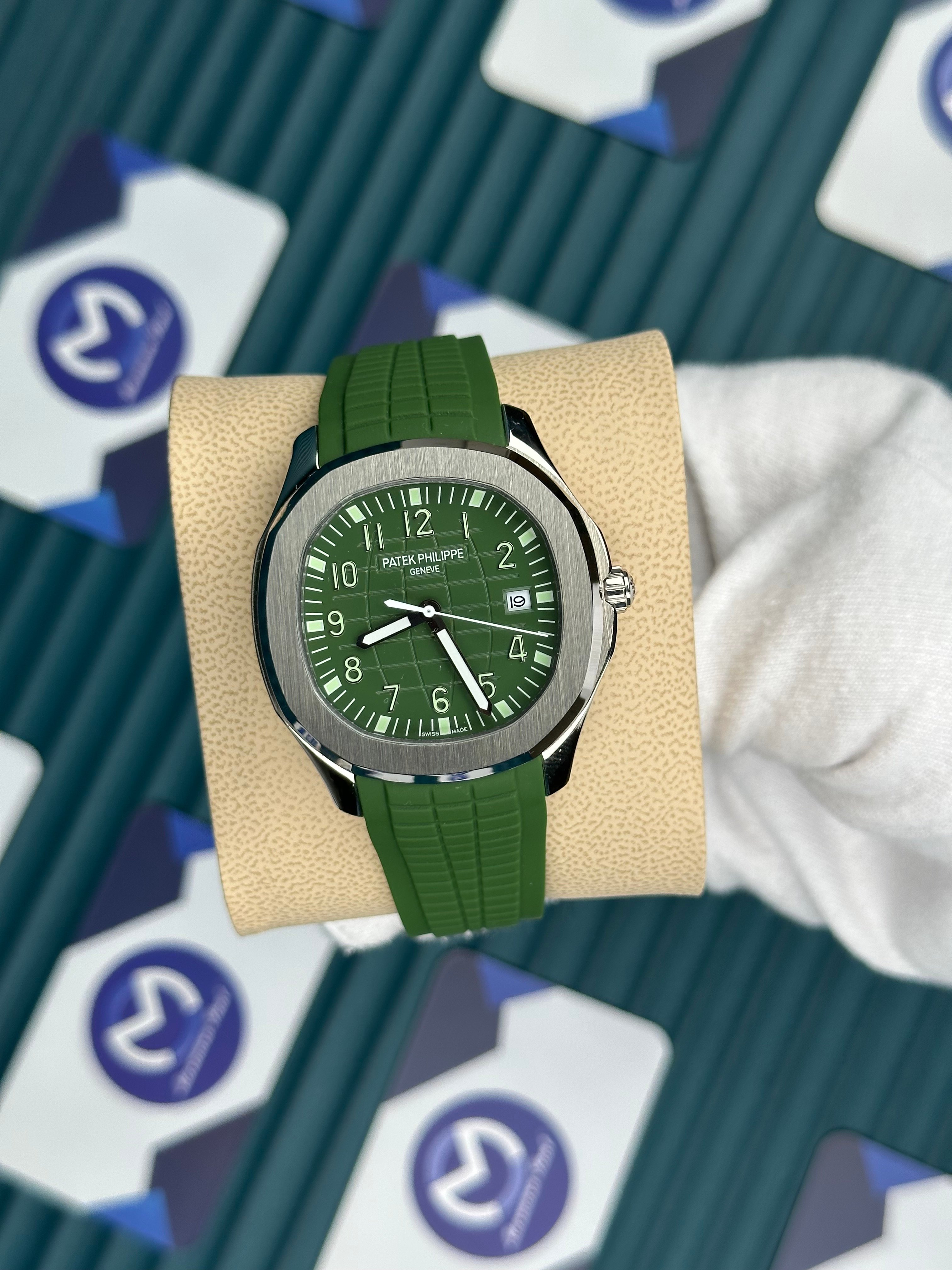 Patek Philippe Aquanaut Kauçuk Yeşil Kordon Yeşil Kadran Gümüş Kasa