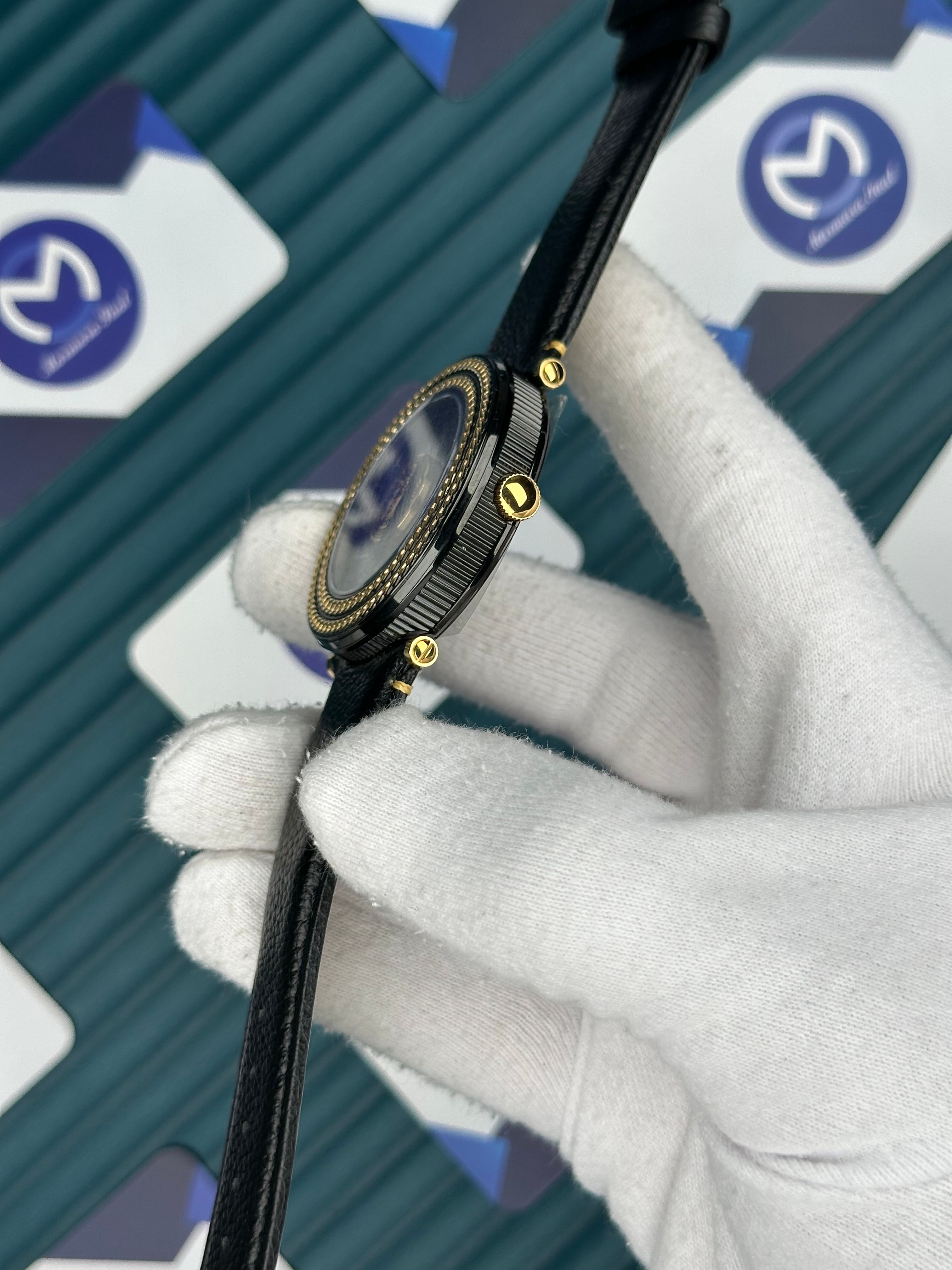 Versace Deri Kordon Gold Çift Şeritli Bezel Siyah Kadran