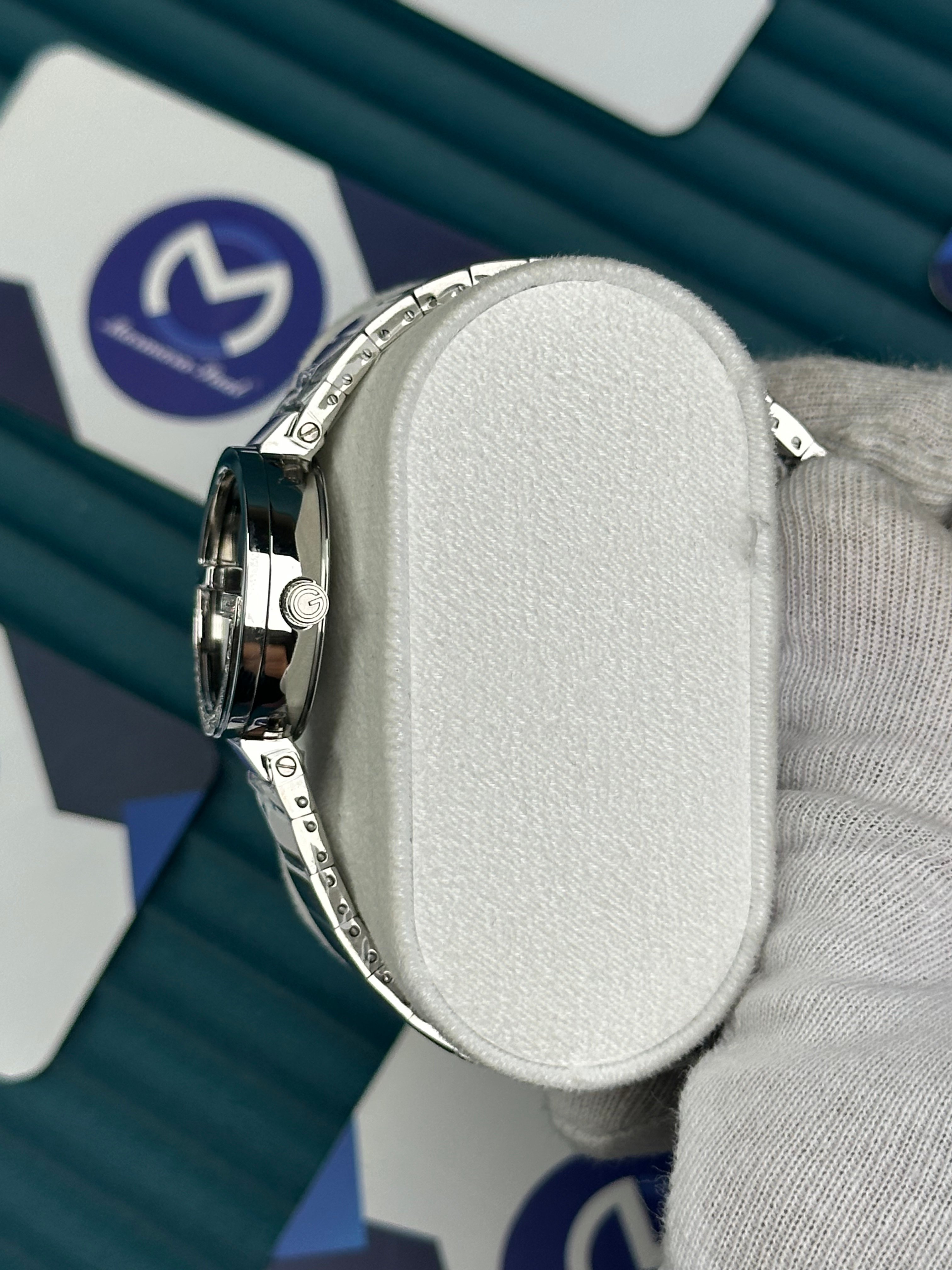 GUCCI WOMAN GREY DIAL G CASE DIAMOND DIAL SILVER CORD