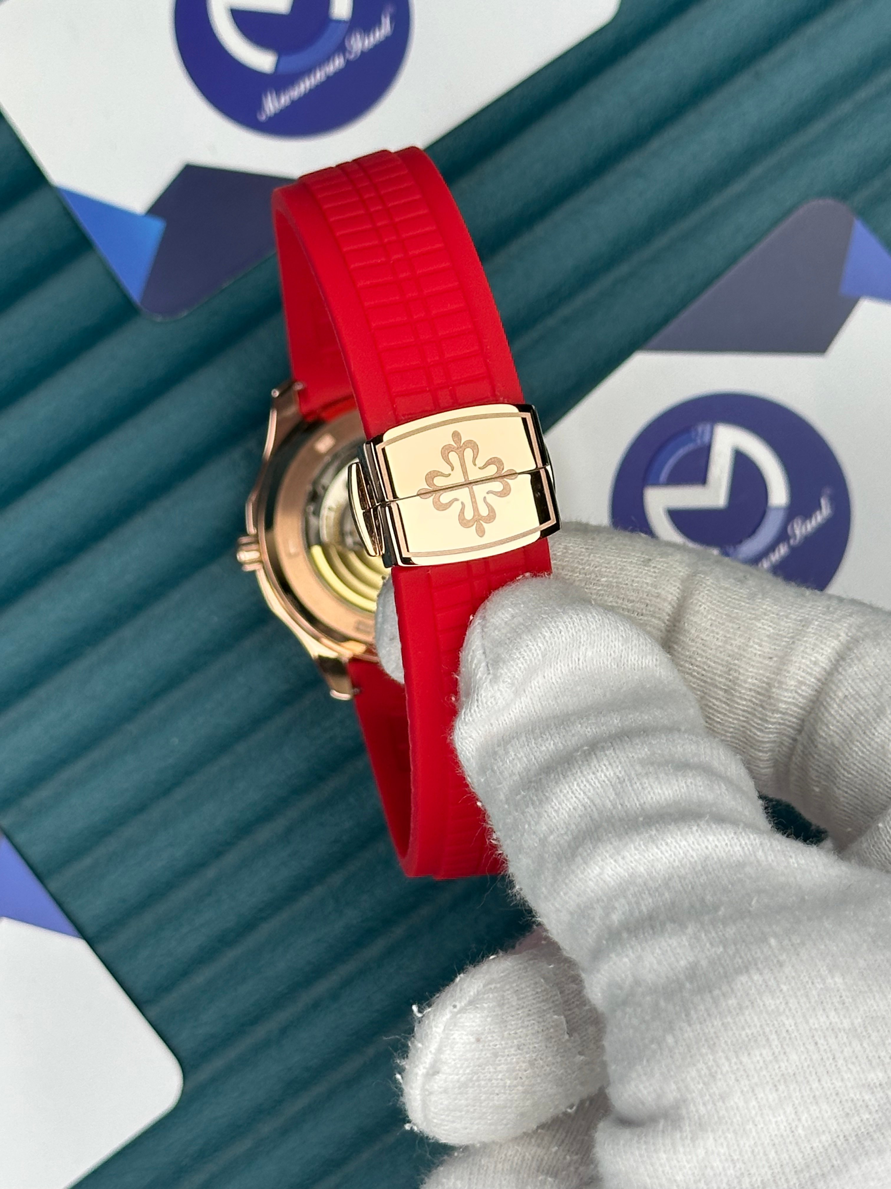 Patek Philippe Aquanaut Kırmızı Kordon Siyah Kadran Rose Kasa
