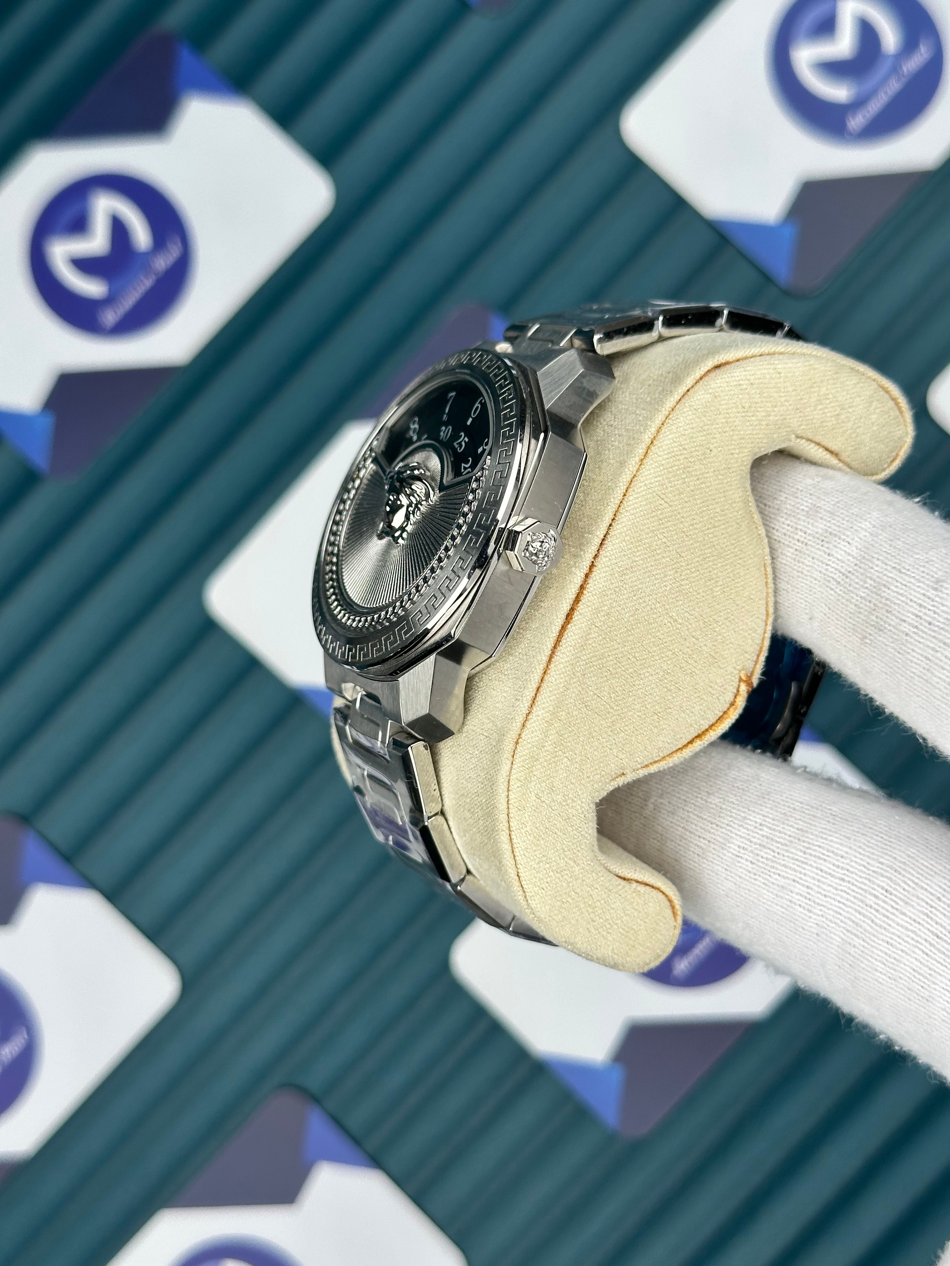 Versace Gümüş Kordon Yeni Nesil 3D Logolu Siyah Kadran
