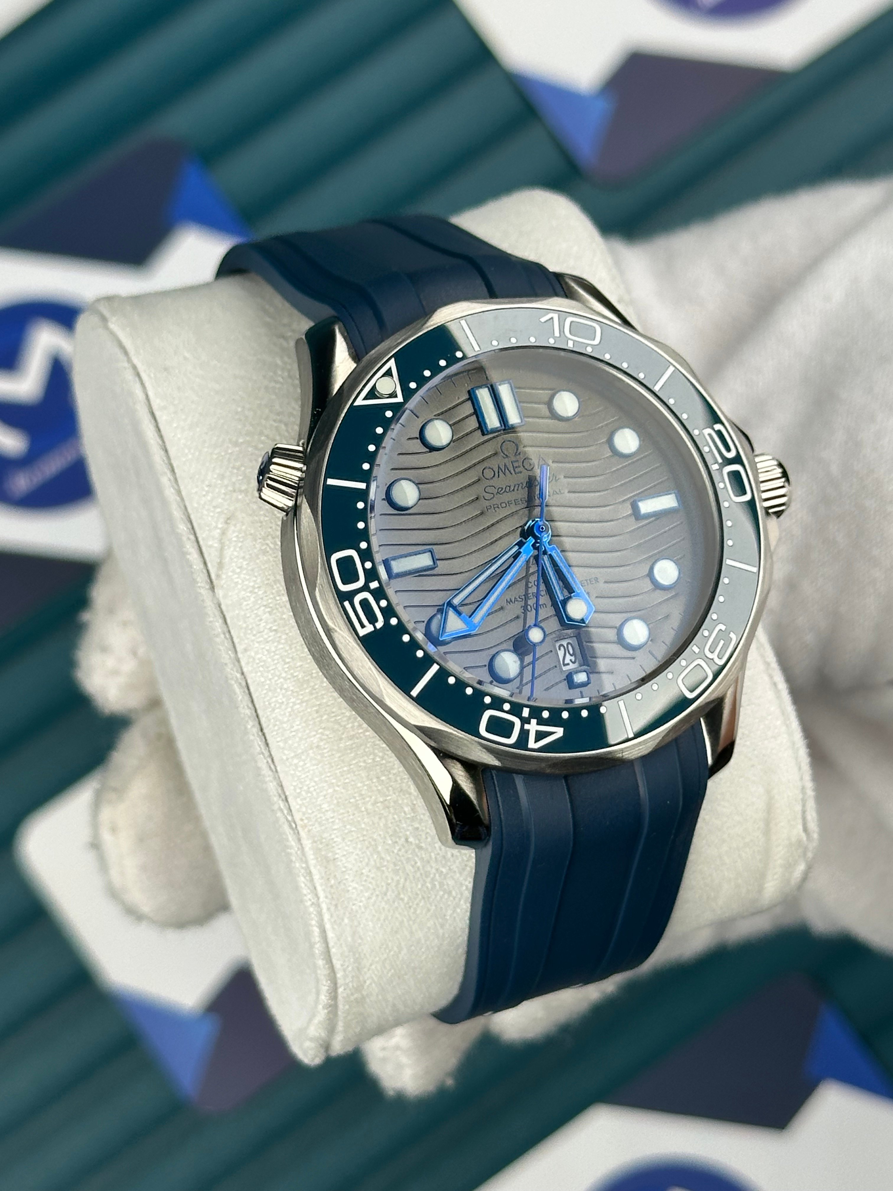 Omega Seamaster Diver 300m Mavi Kauçuk Kordon Gri Kadran 