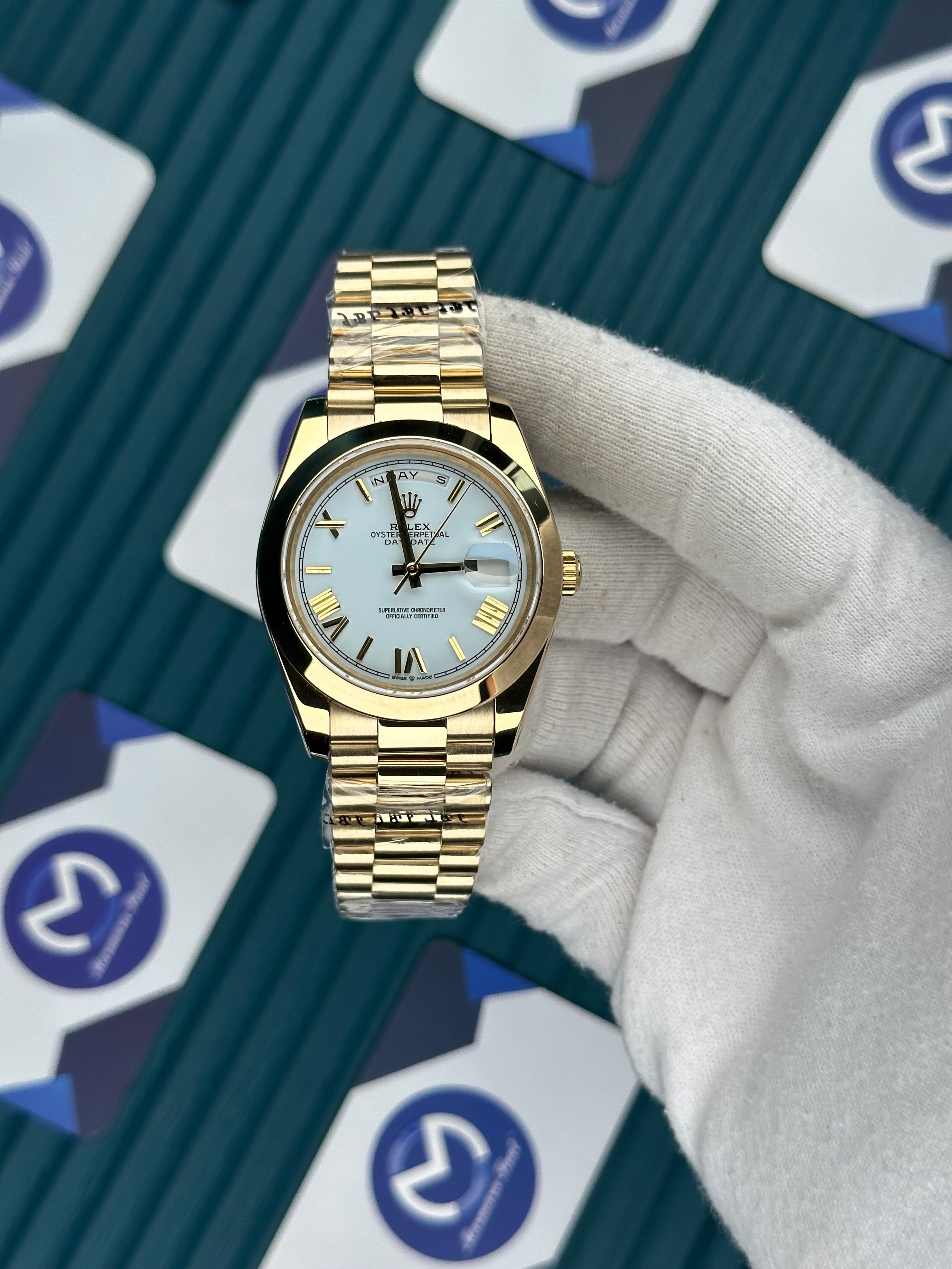 ROLEX DAY-DATE WHITE DIAL OVAL BEZEL GOLD ROMA INDEX GOLD PRESIDENT