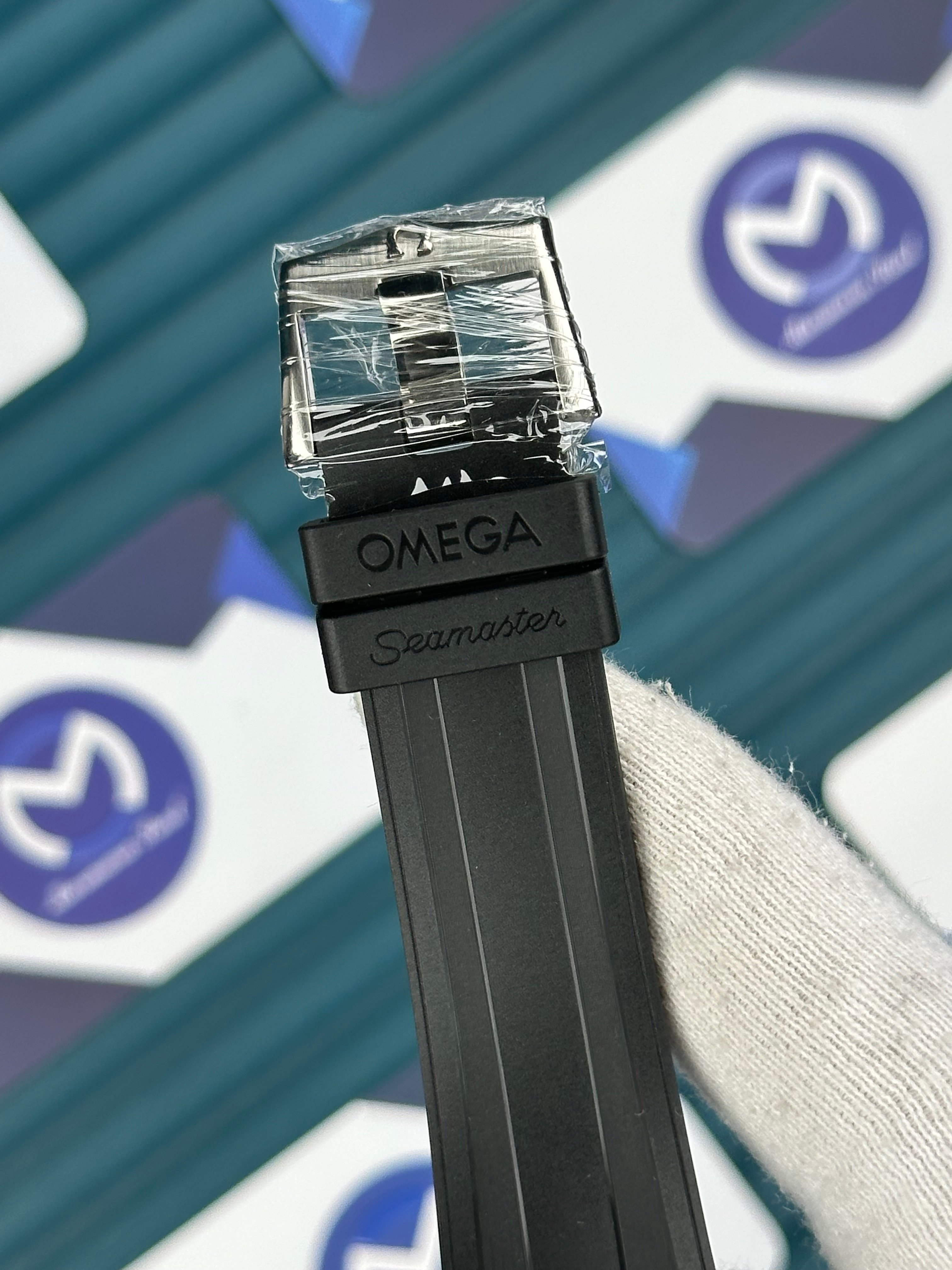 Omega Seamaster Diver 300m Otomatik Siyah Kauçuk Kordon Beyaz Kadran