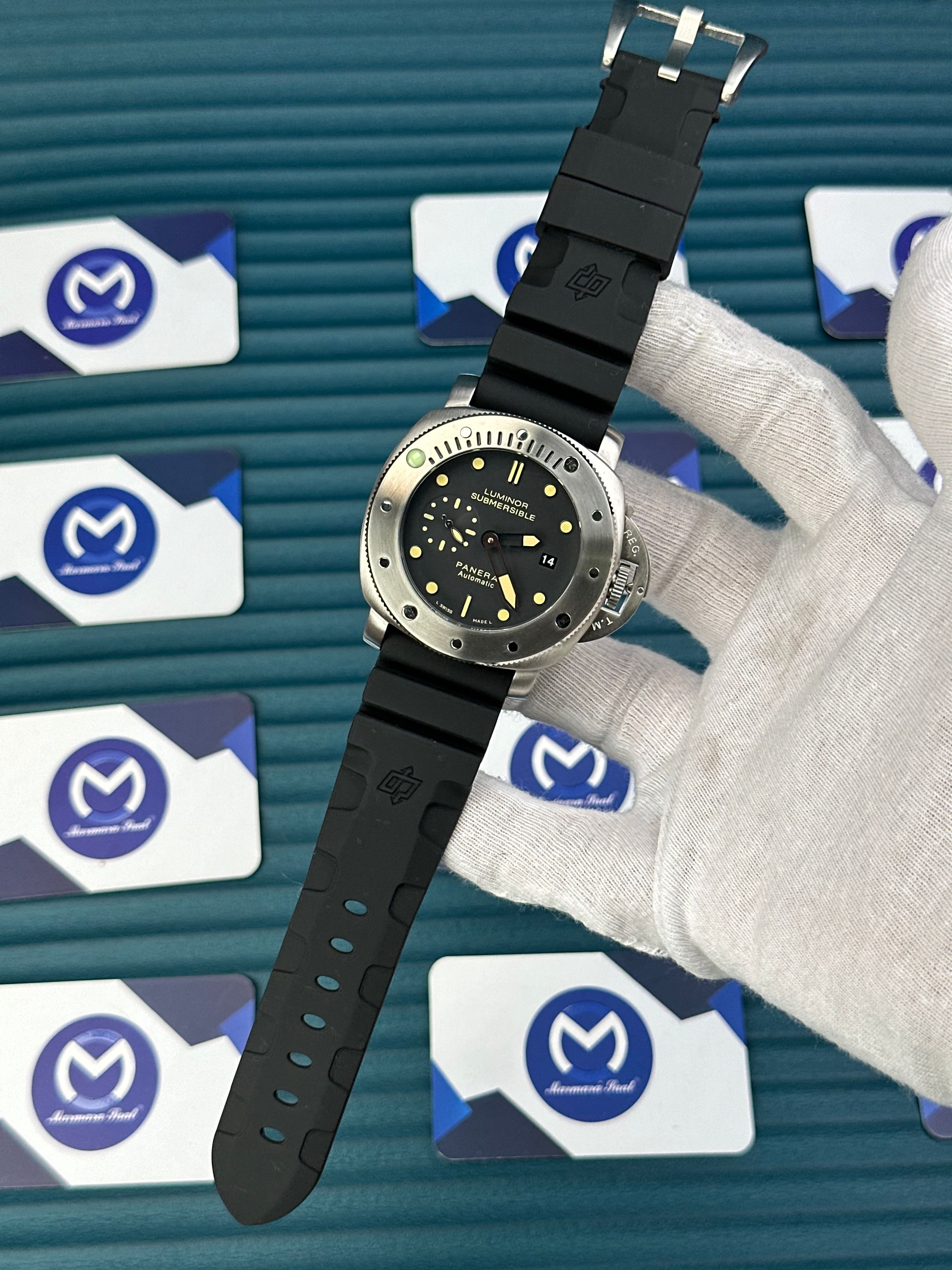 LUMINOR SUBMERSIBLE PANERAI AUTOMATIC BLACK DIAL SILVER CASE BLACK RUBBER