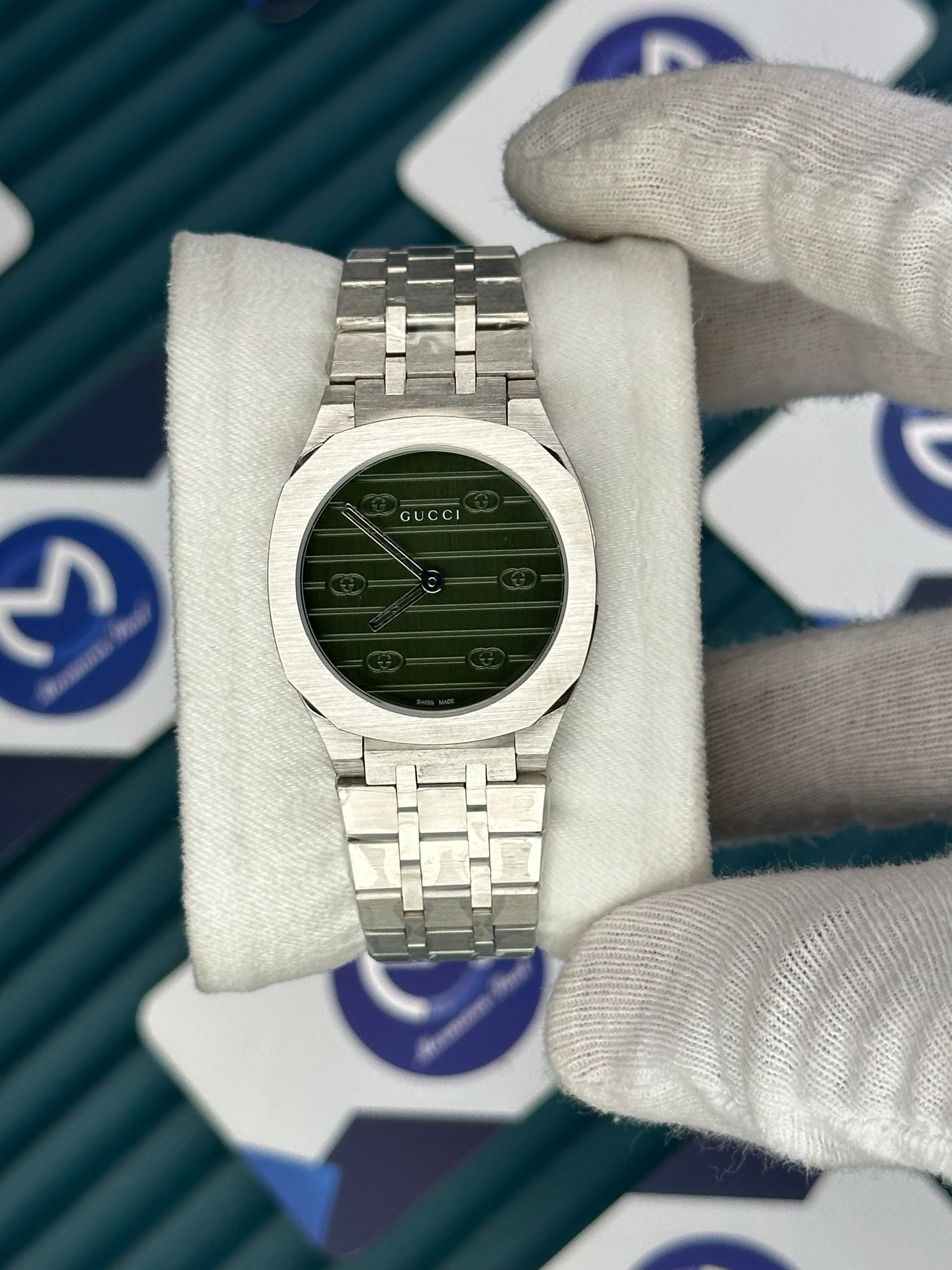 GUCCI WOMAN GREEN DIAL BRUSH MARKS SILVER