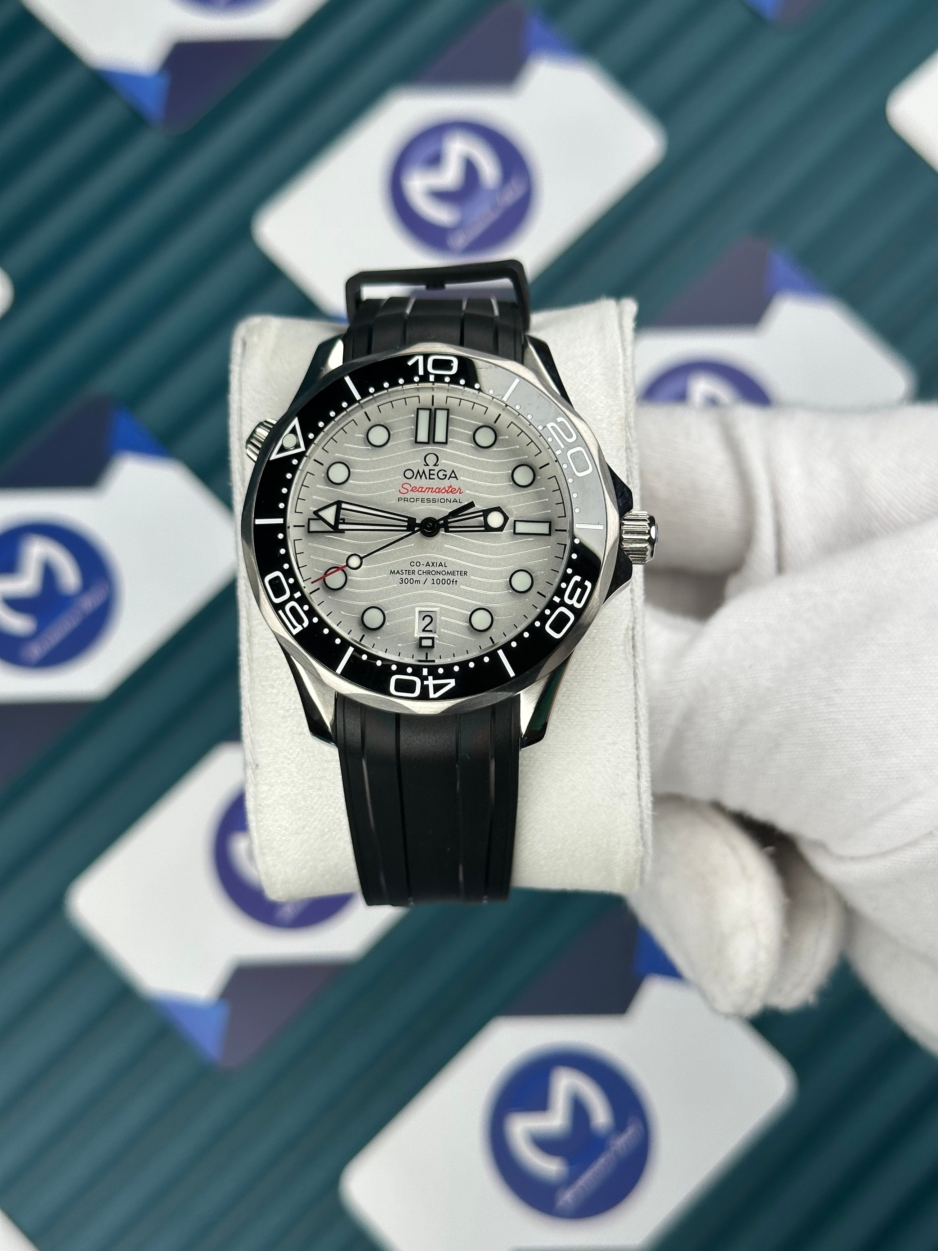 Omega Seamaster Diver 300m Otomatik Siyah Kauçuk Kordon Beyaz Kadran