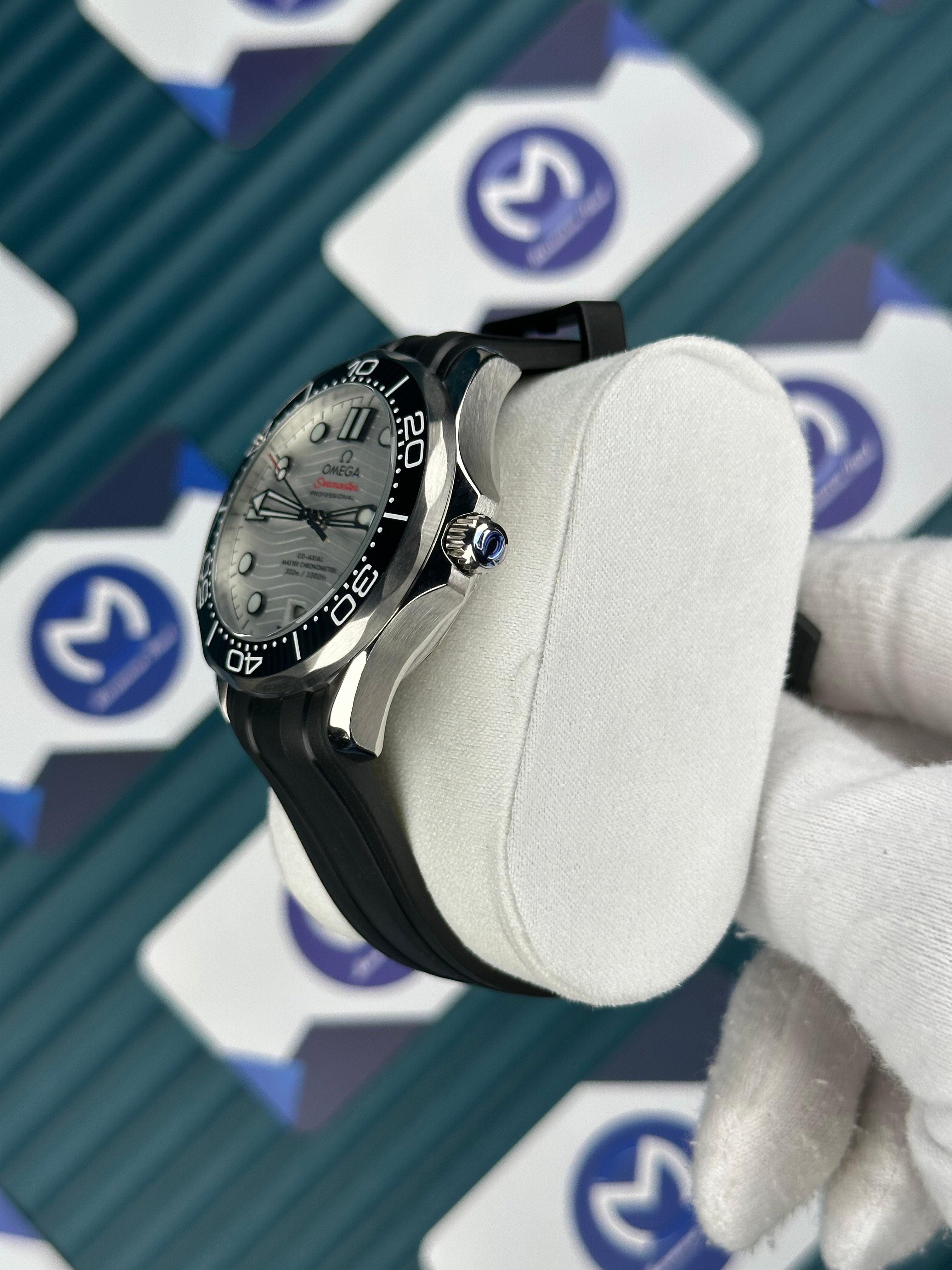 Omega Seamaster Diver 300m Otomatik Siyah Kauçuk Kordon Beyaz Kadran
