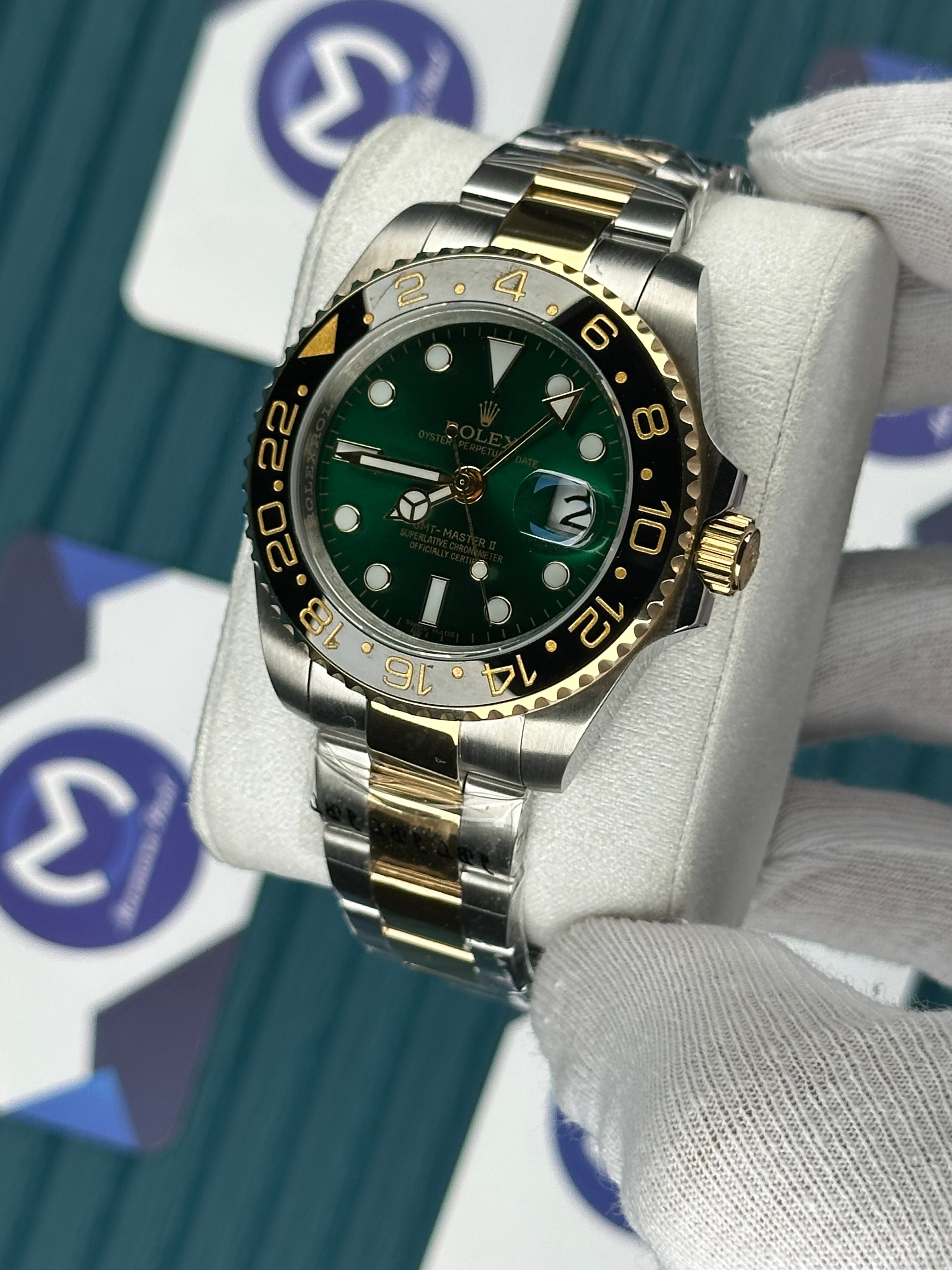 ROLEX GMT MASTER II GREEN DIAL BLACK BEZEL GOLD SILVER OYSTER
