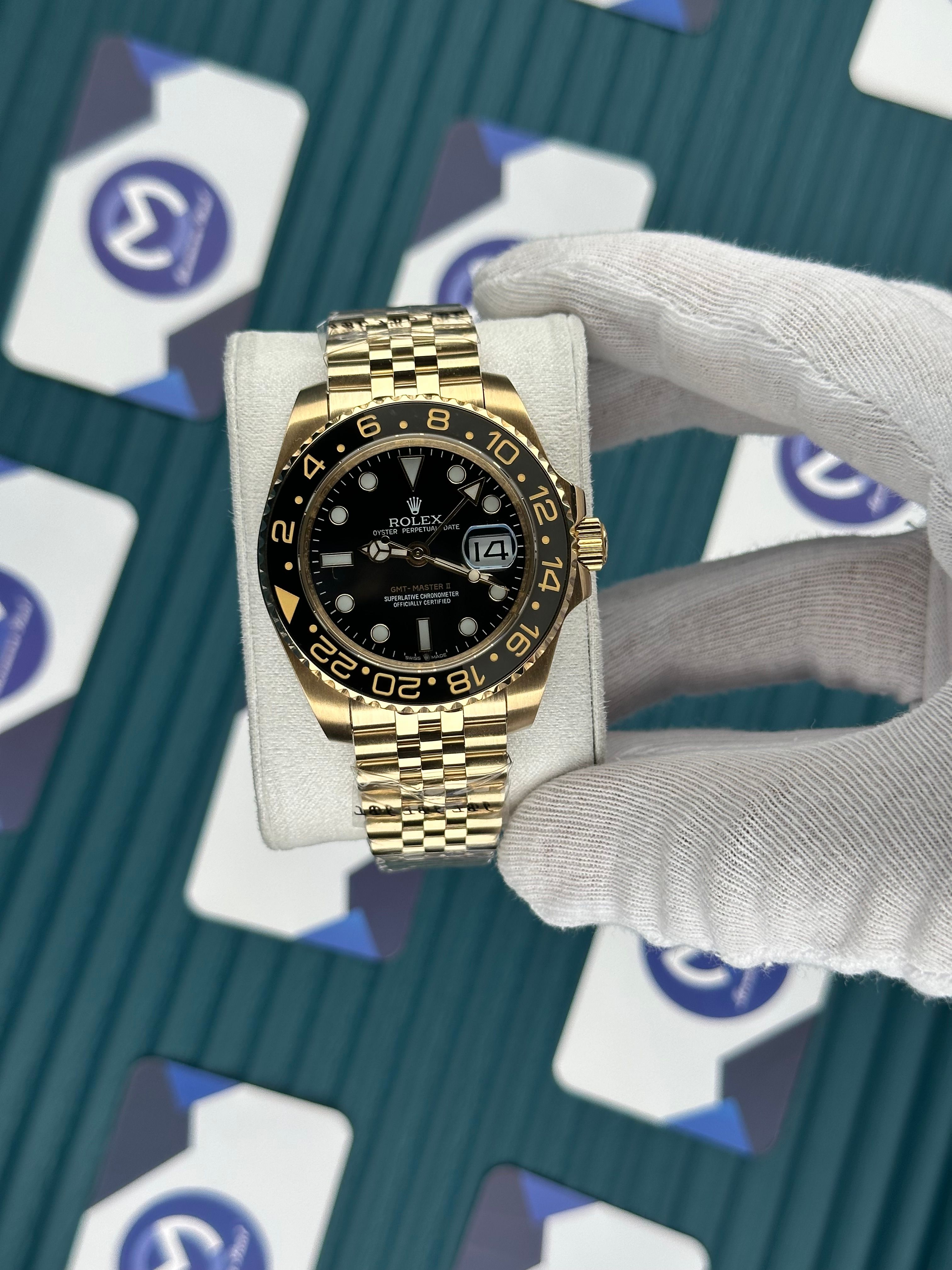 ROLEX GMT MASTER II BLACK DIAL GREY AND BLACK BEZEL GOLD JUBILE