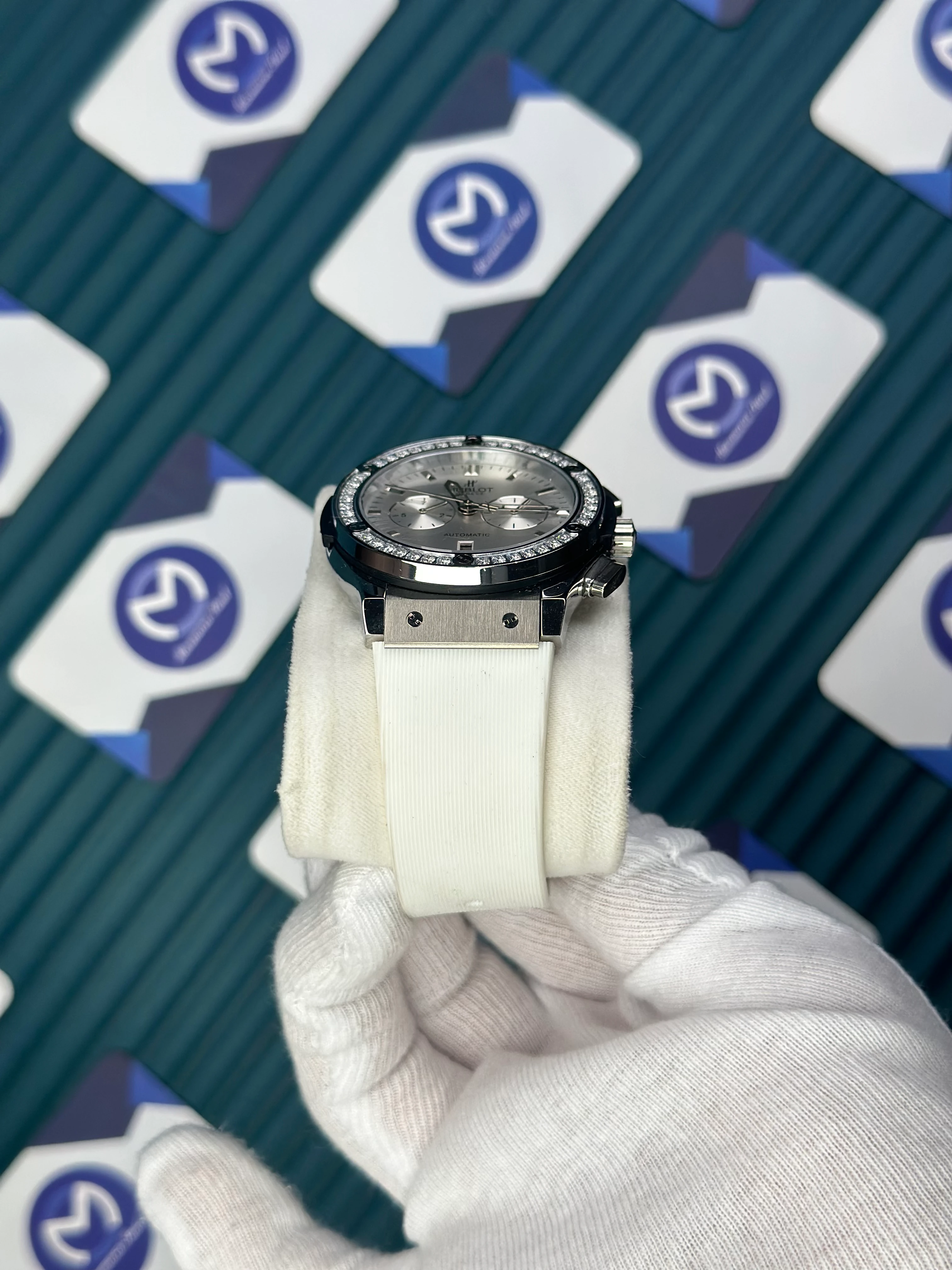 HUBLOT AUTOMATIC WHITE DIAL CHRONOGRAPH DIAMOND BEZEL WHITE RUBBER CORD 