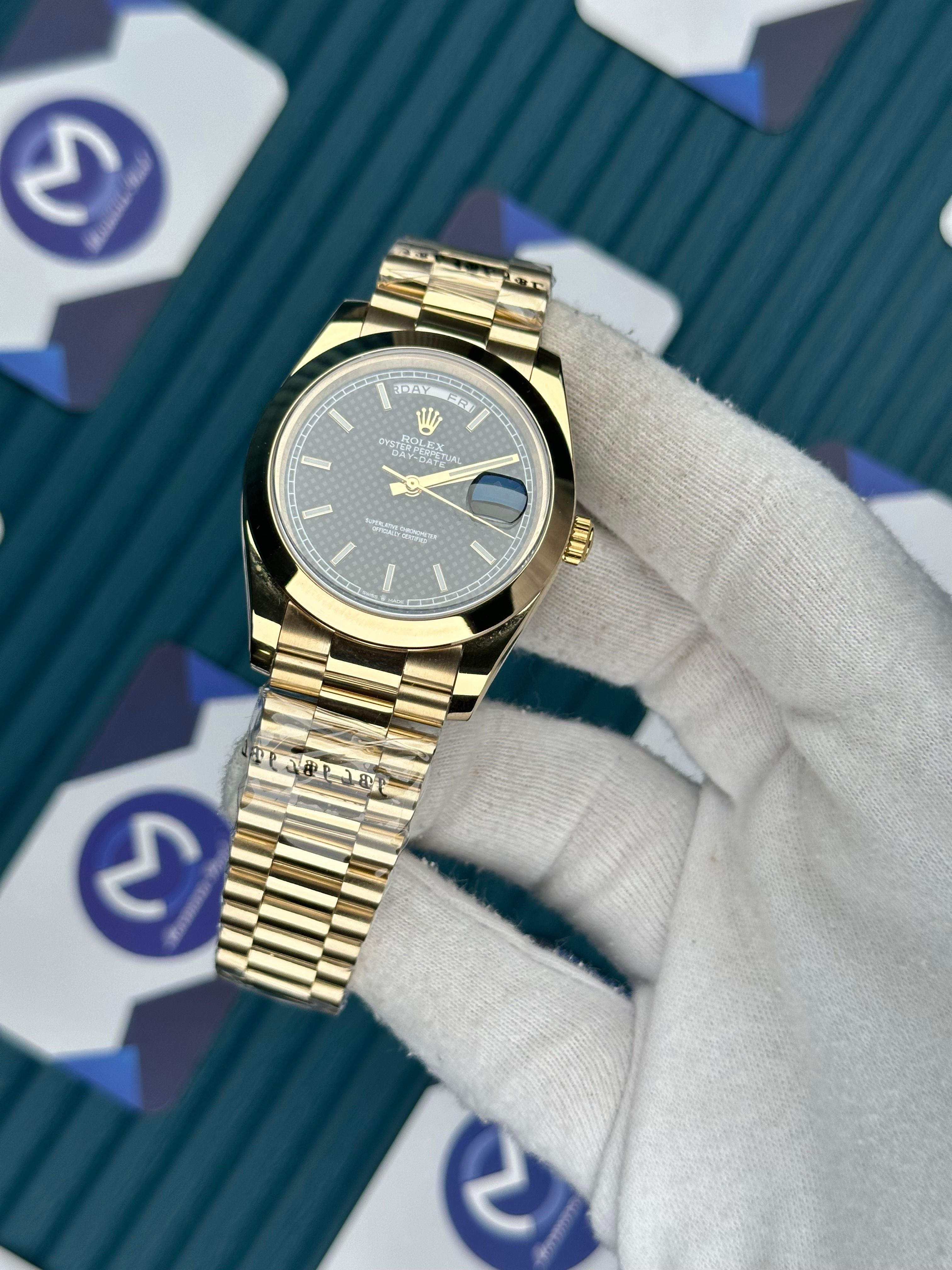 ROLEX DAY-DATE MOZAIK BLACK DIAL OVAL BEZEL GOLD PRESIDENT