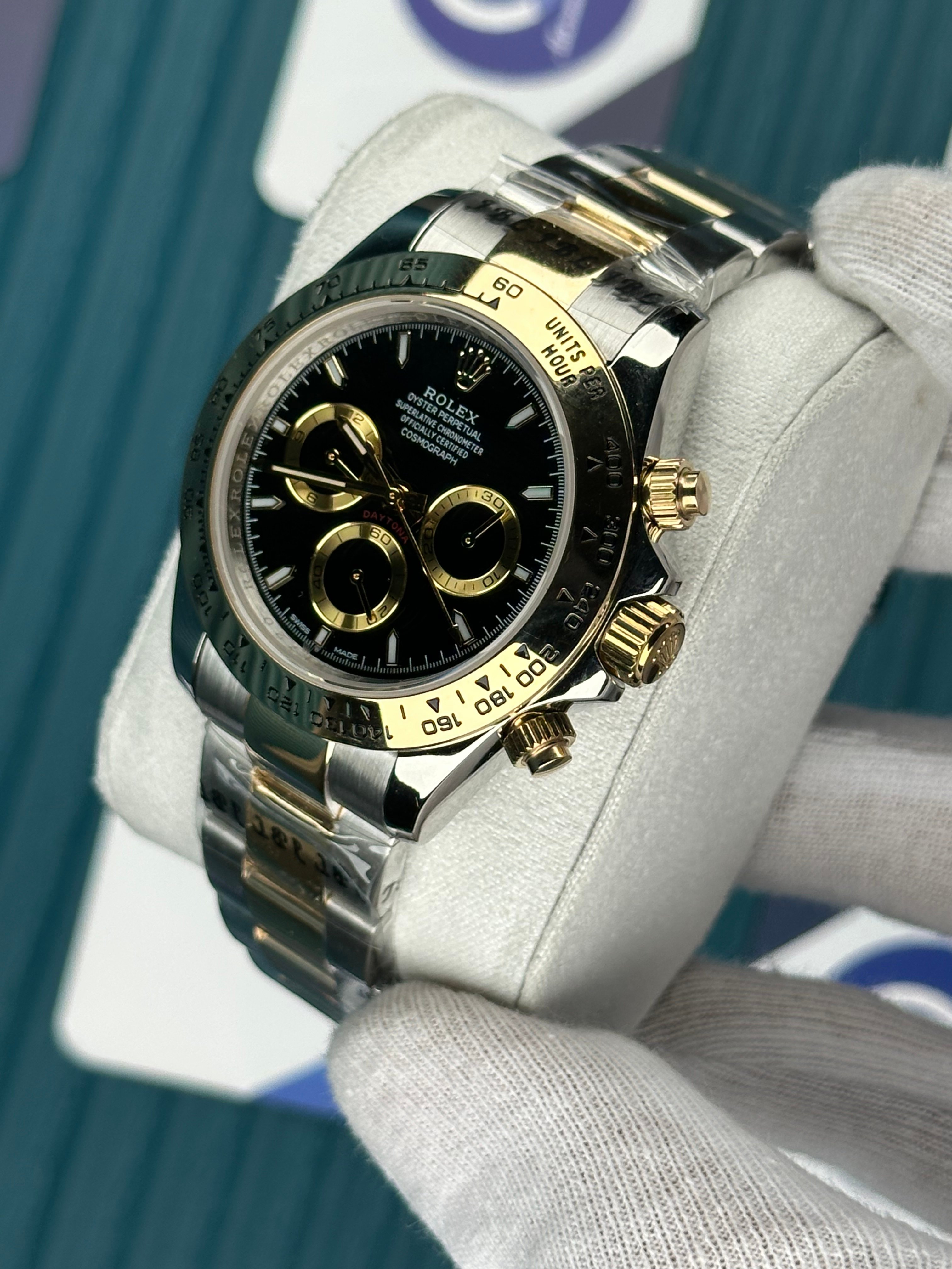 ROLEX DAYTONA BLACK DIAL GOLD BEZEL GOLD-SILVER OYSTER