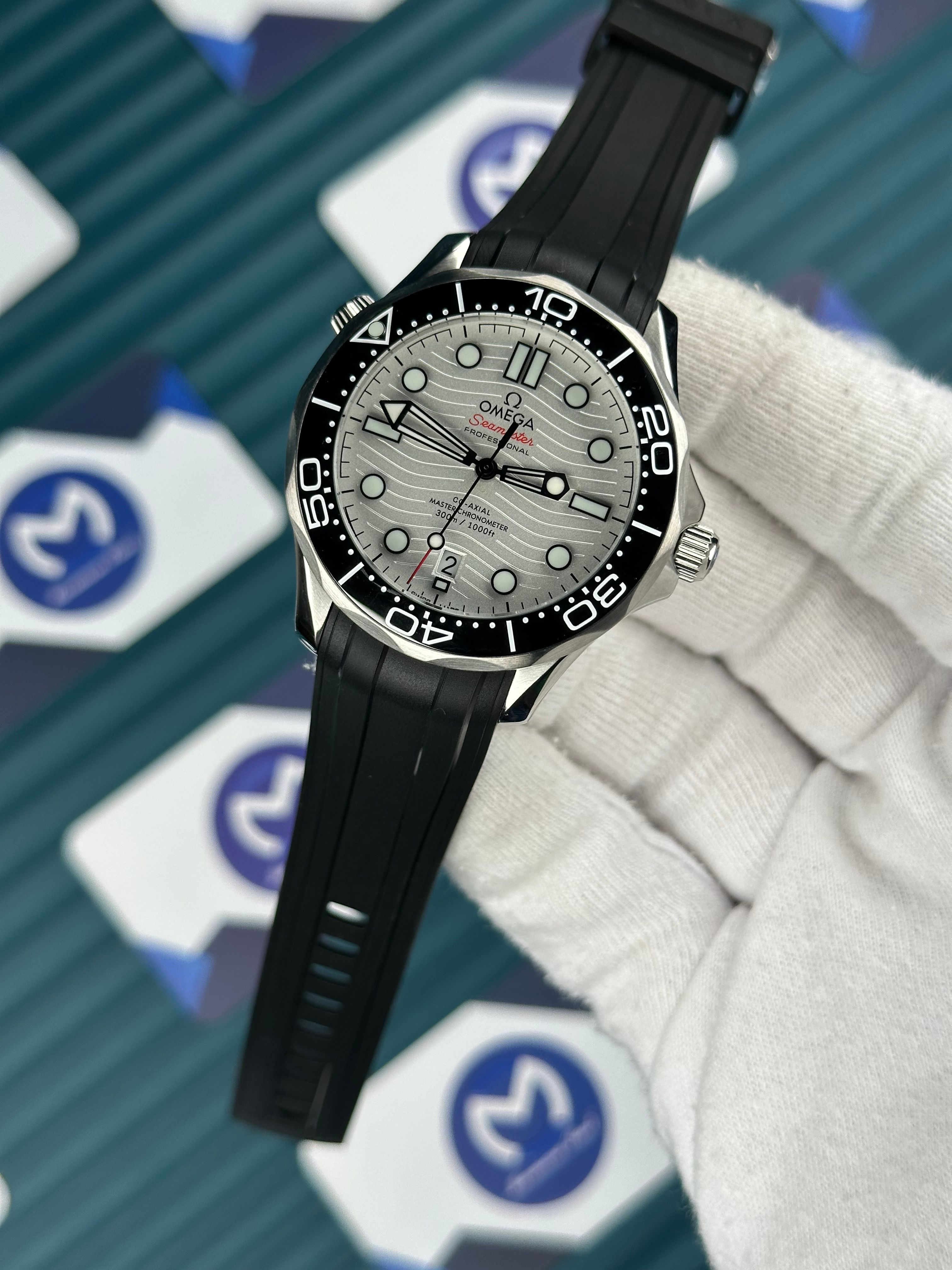 Omega Seamaster Diver 300m Otomatik Siyah Kauçuk Kordon Beyaz Kadran