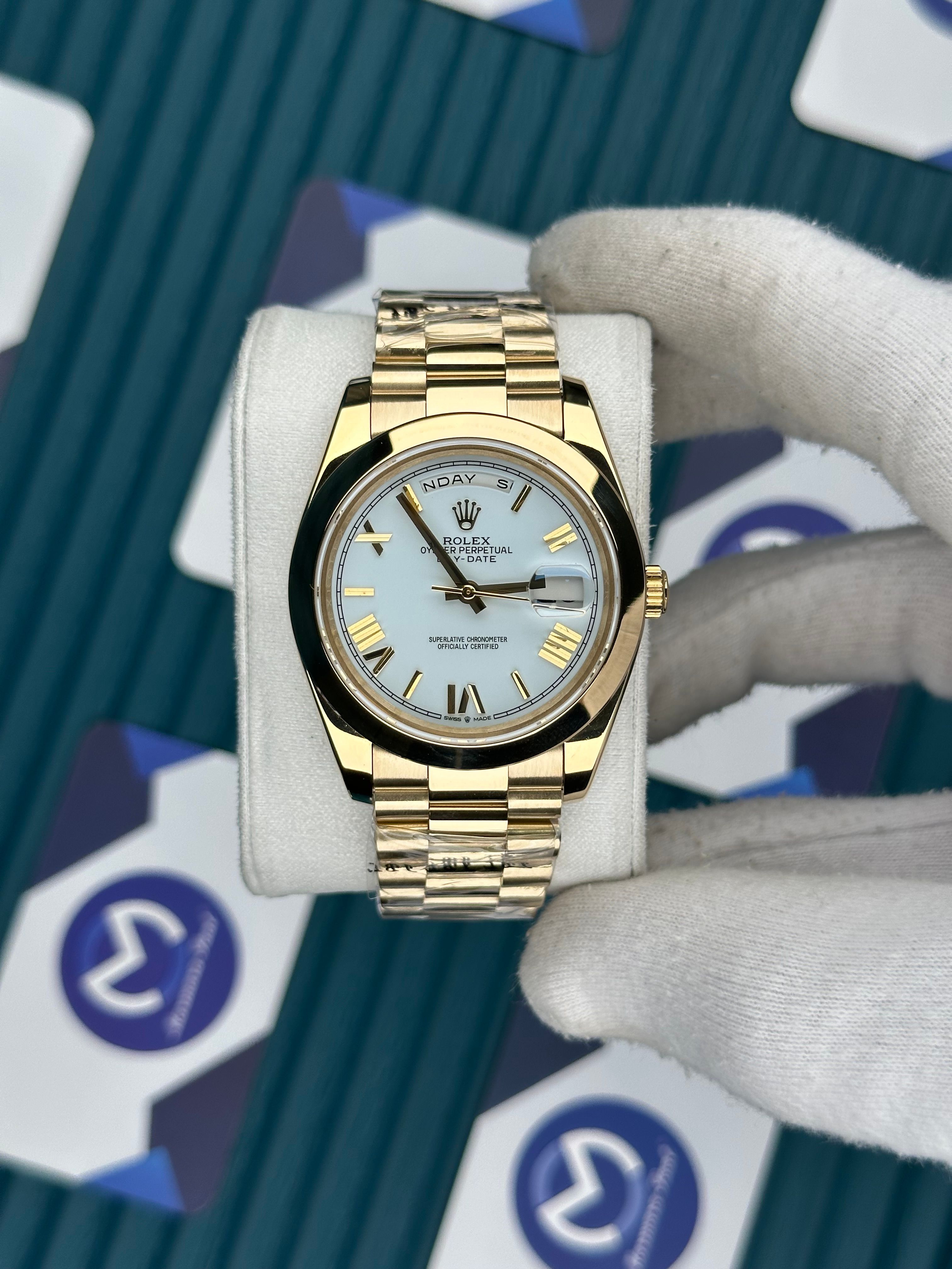 ROLEX DAY-DATE WHITE DIAL OVAL BEZEL GOLD ROMA INDEX GOLD PRESIDENT