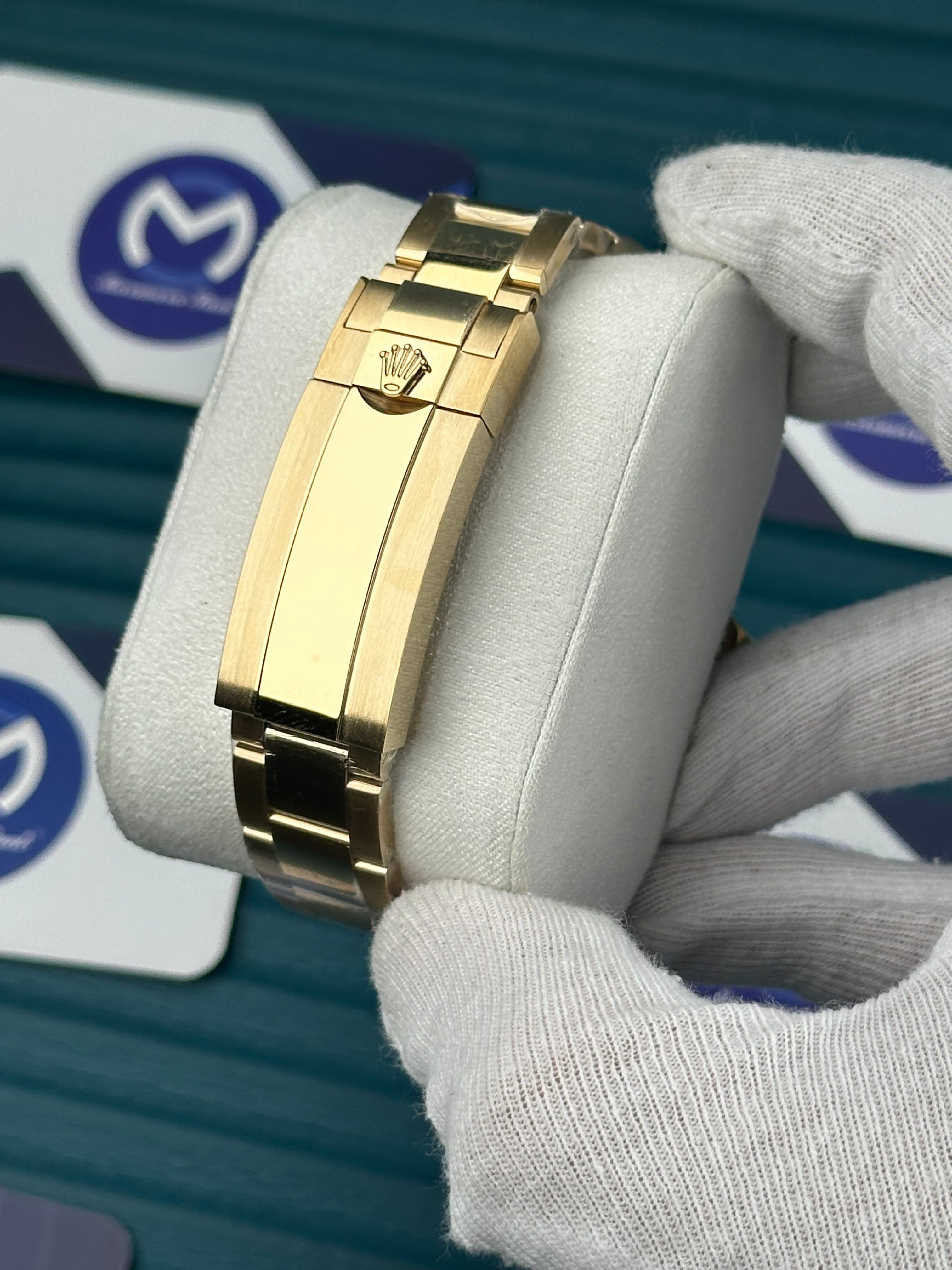 ROLEX SUBMARINER NLACK DIAL GOLD OYSTER