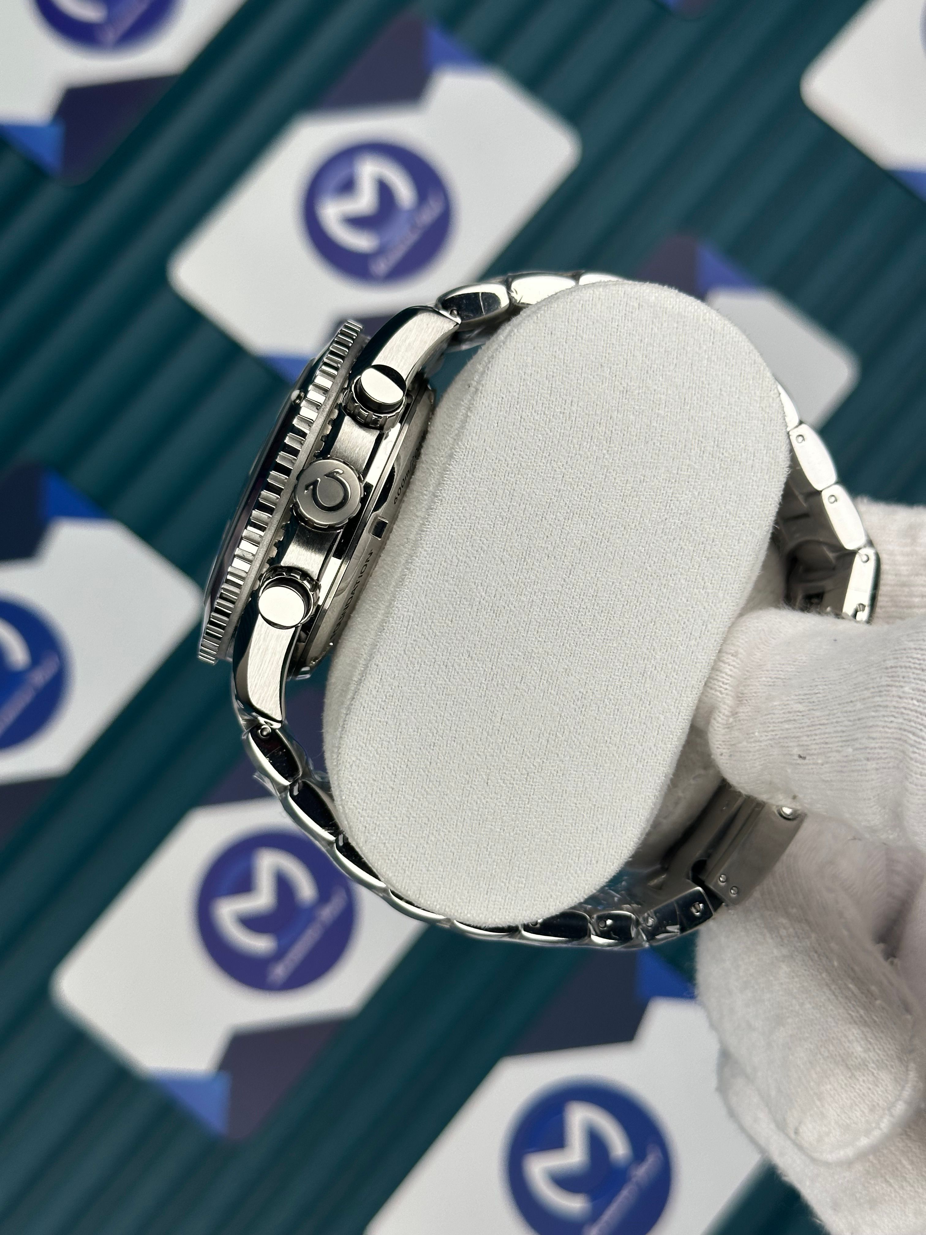Omega Seamaster Planet Ocean Kırmızı Siyah Bezel Siyah Kadran 
