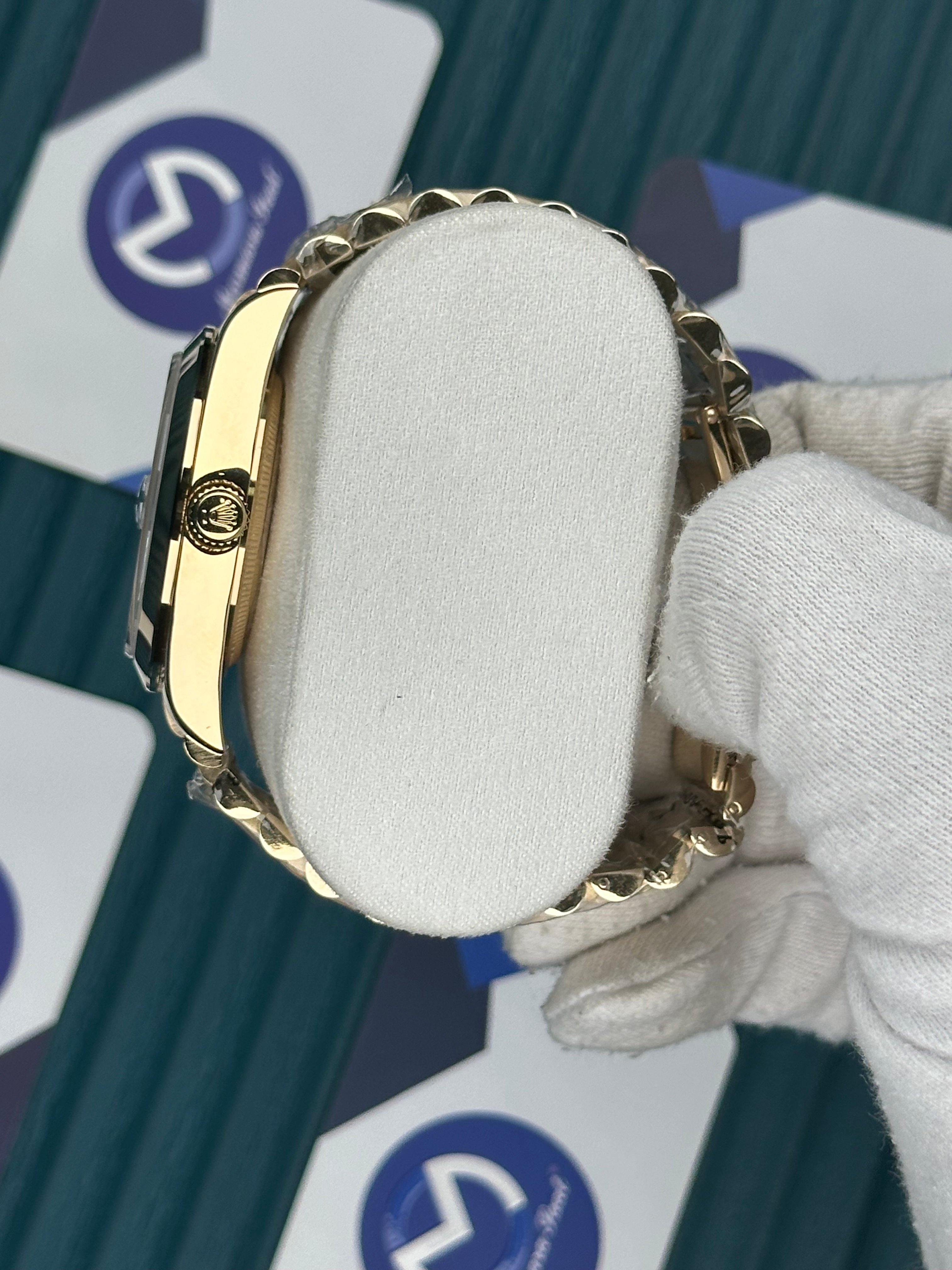 ROLEX DAY-DATE BLACK DIAL OVAL BEZEL DIAMOND INDEX GOLD PRESIDENT