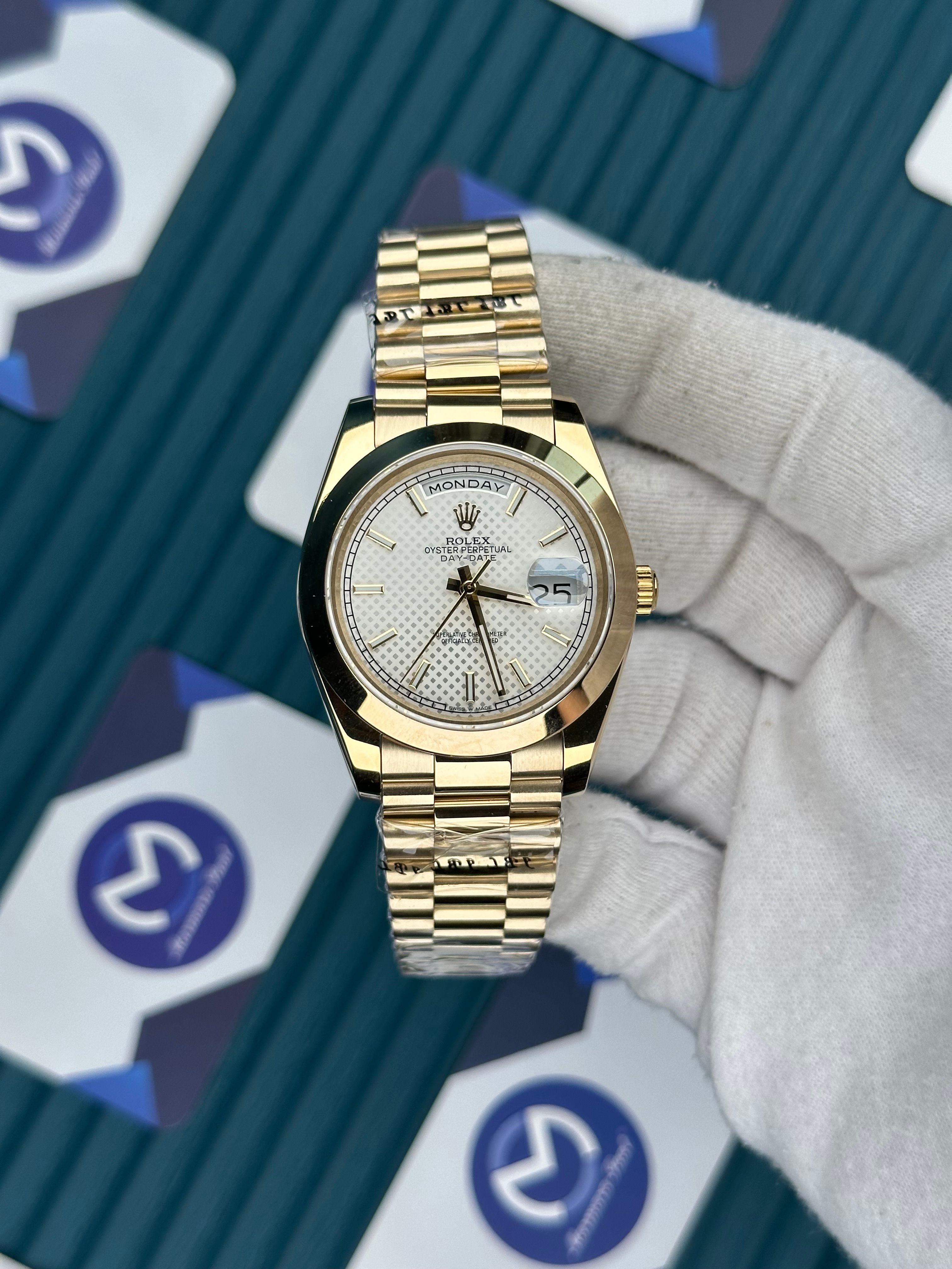 ROLEX DAY-DATE MOZAIK WHITE DIAL OVAL BEZEL GOLD PRESIDENT
