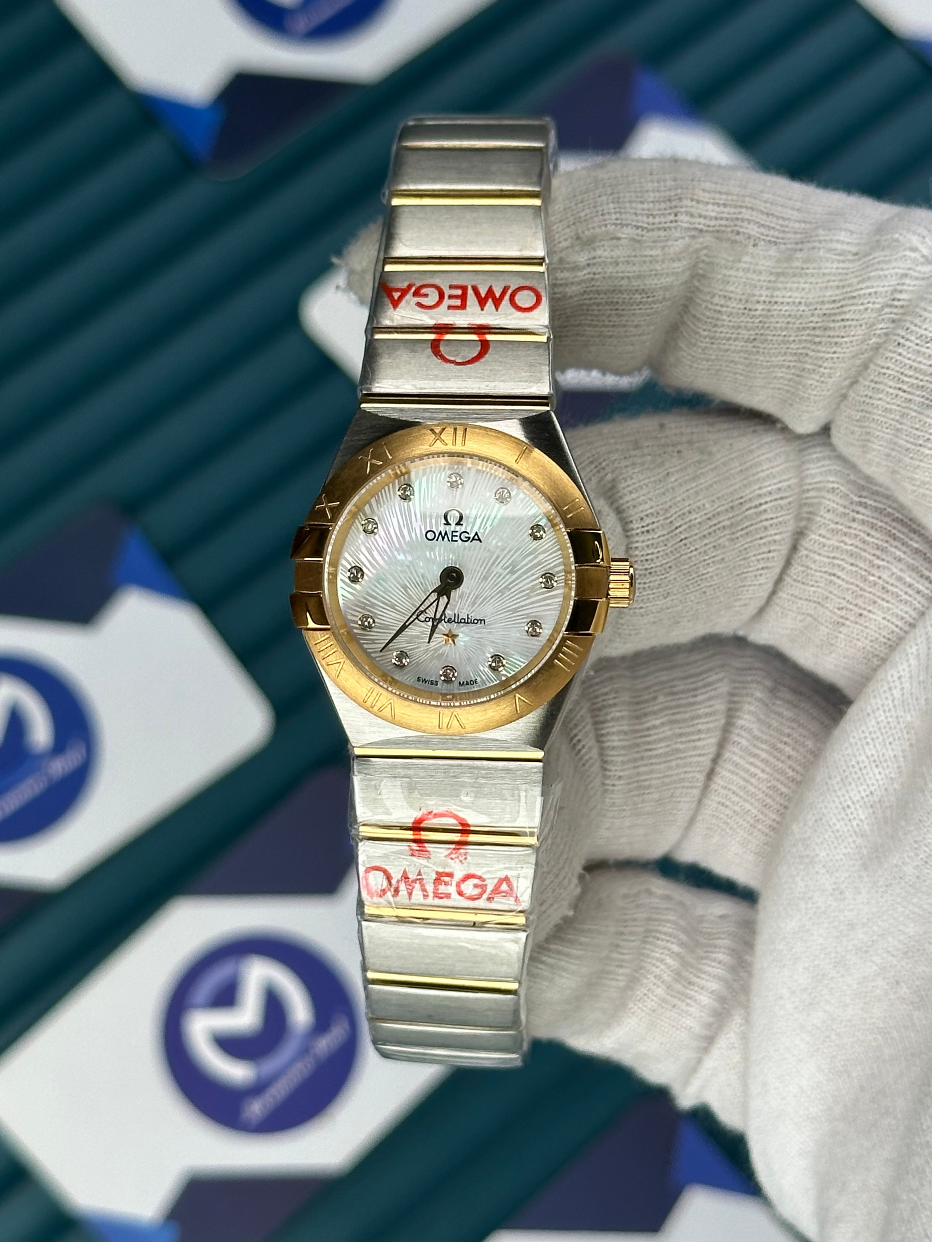 Omega Constellation Manhattan White Dial Quartz 28 mm Gold-Silver Bracelet
