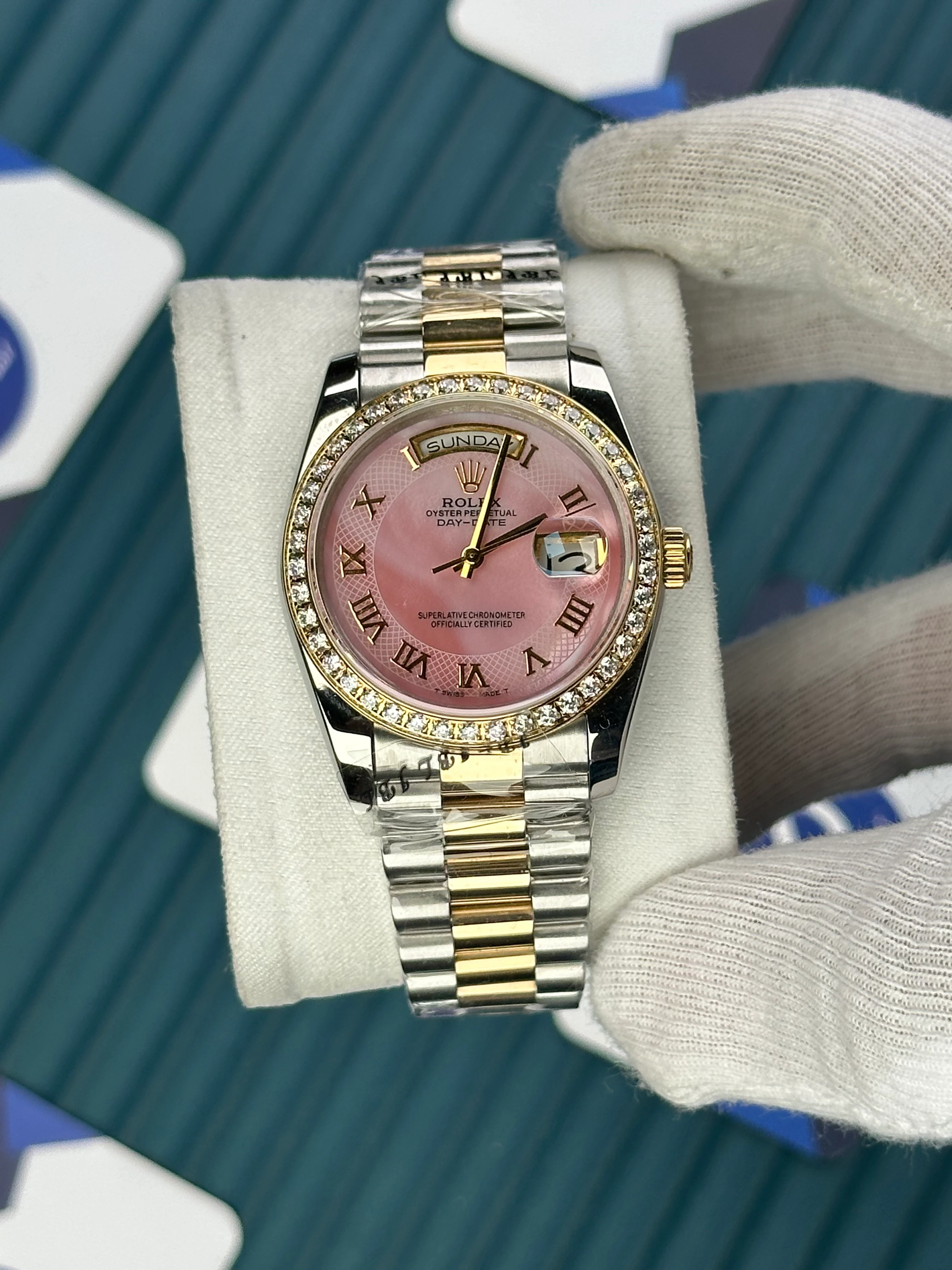 ROLEX 36 MM DAY-DATE PEARLESCENT PINK DIAL GOLD ROMA INDEX DIAMOND BEZEL GOLD-SILVER PRESIDENT