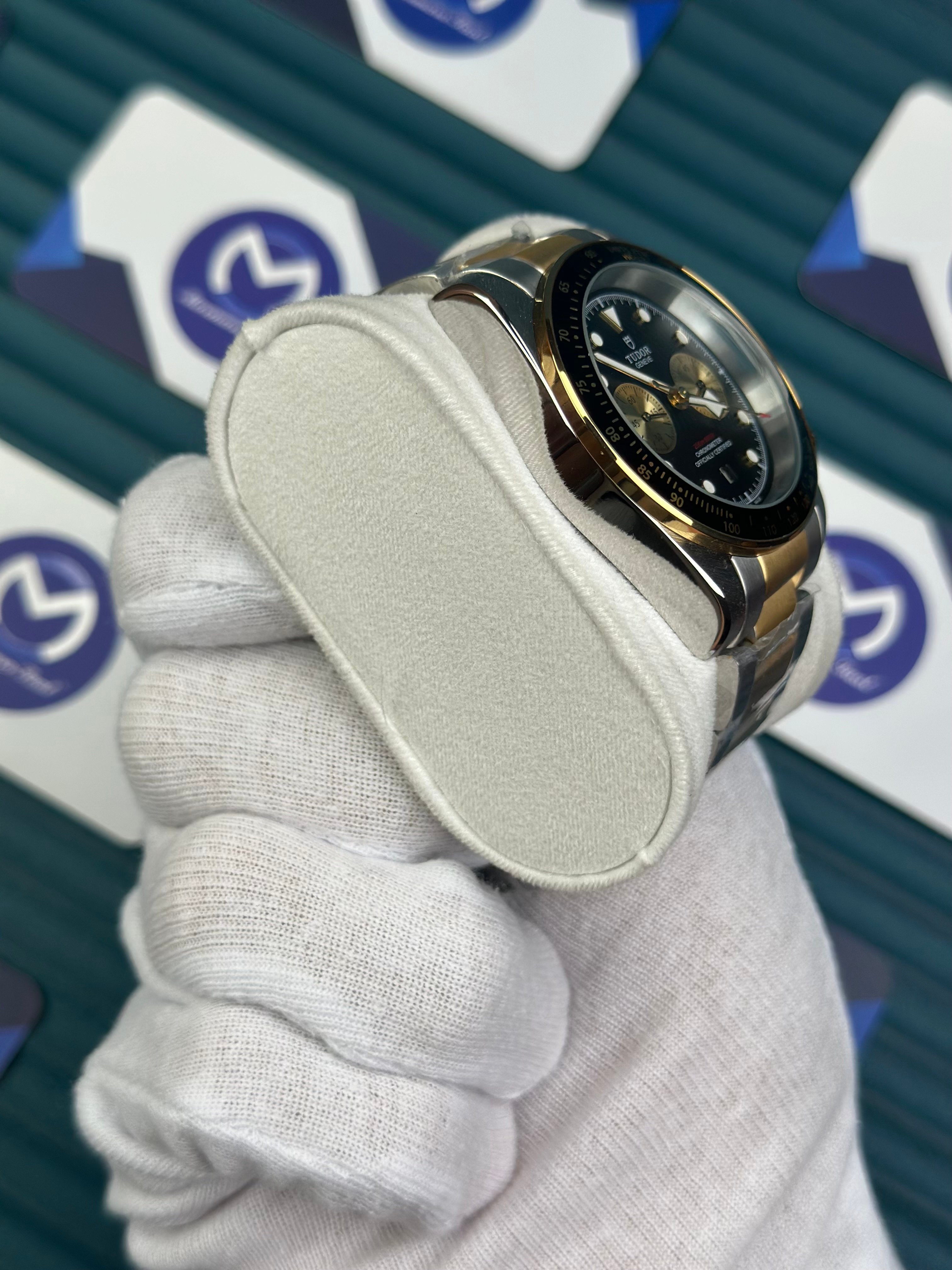 TUDOR BLACK BAY CHRONO BLACK DIAL GOLD CHRONO GOLD-SILVER OYSTER