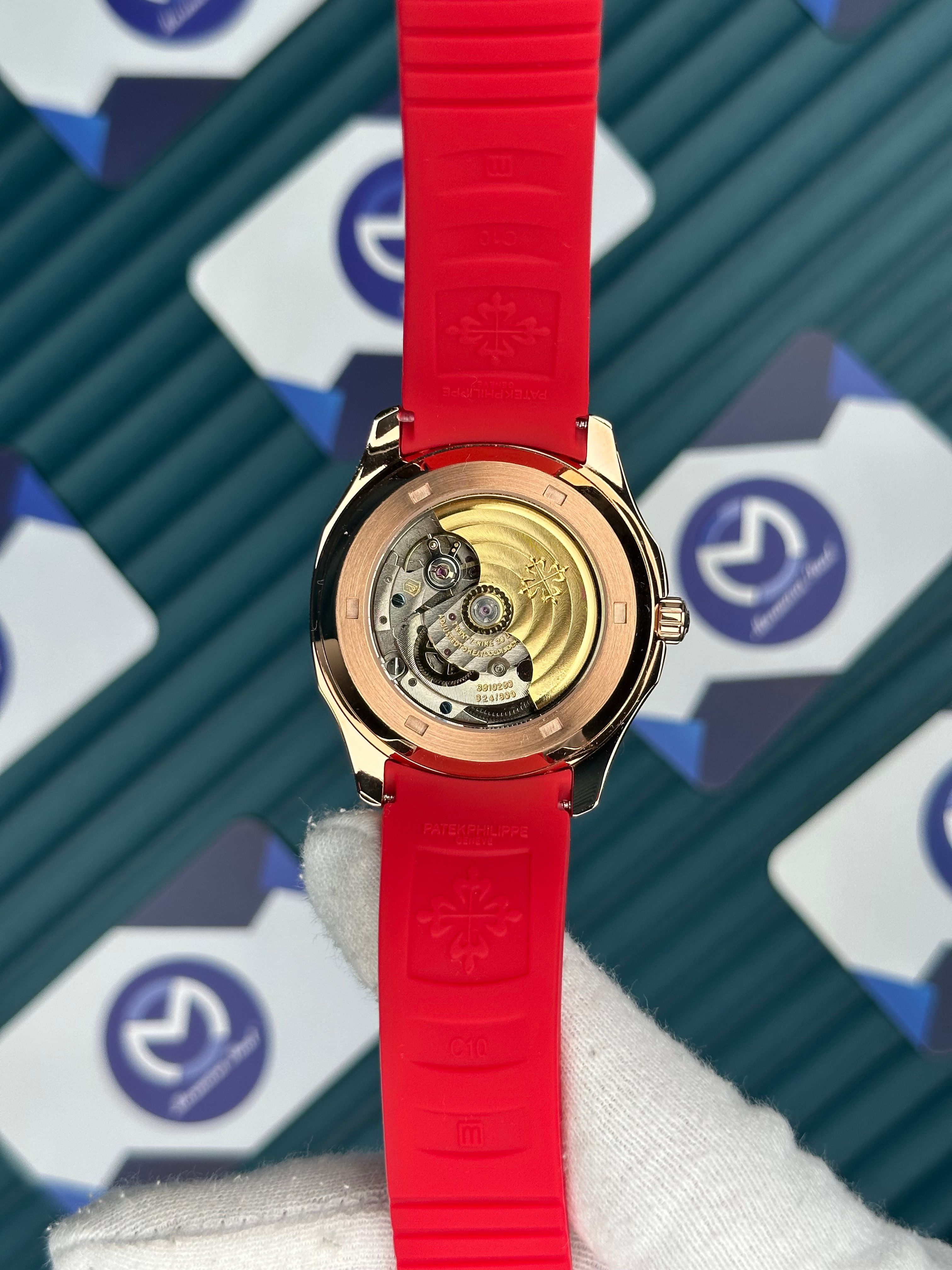 Patek Philippe Aquanaut Kırmızı Kordon Siyah Kadran Rose Kasa