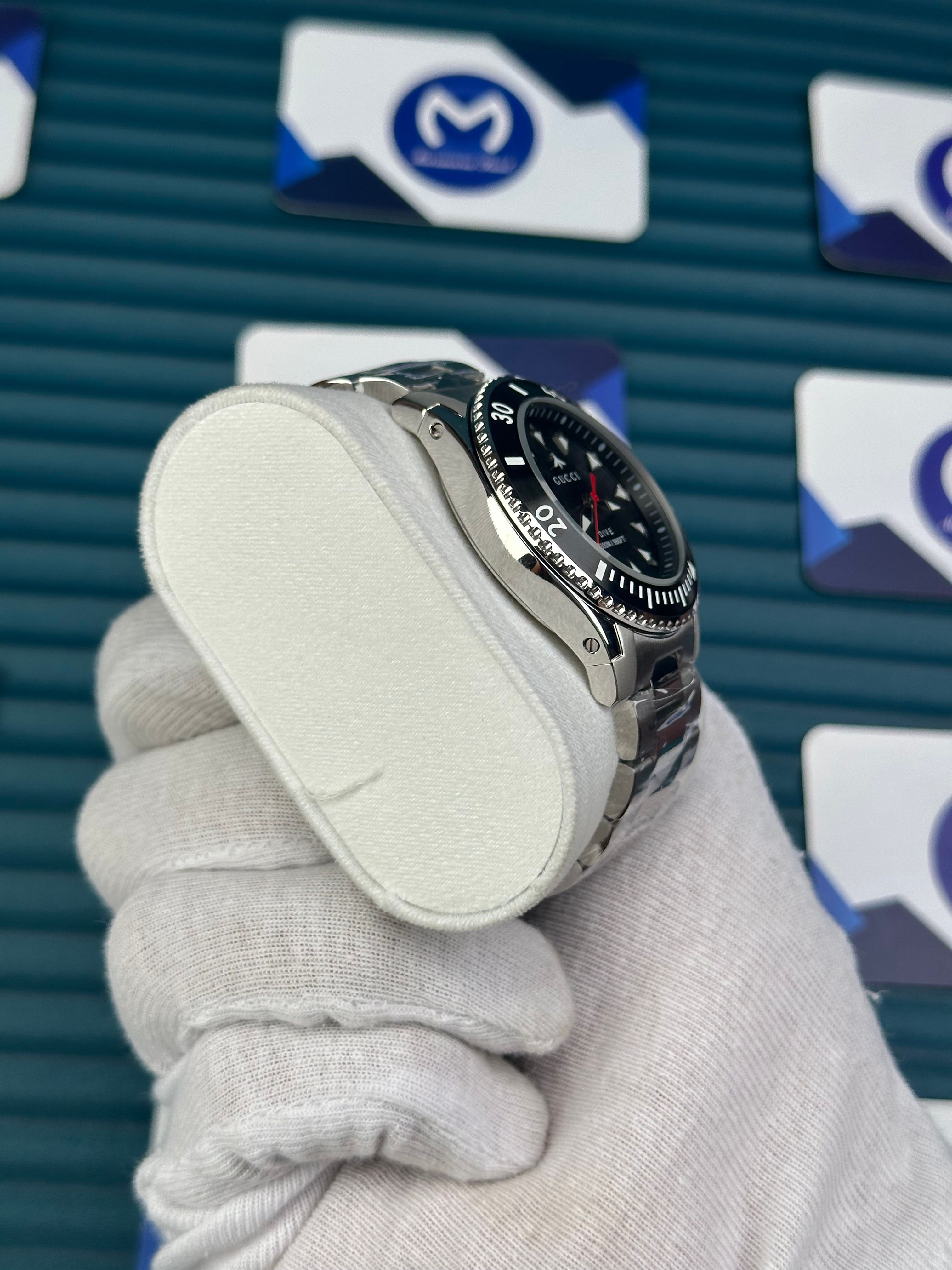 GUCCI BLACK DIAL TRIANGLE INDEX SILVER CORD