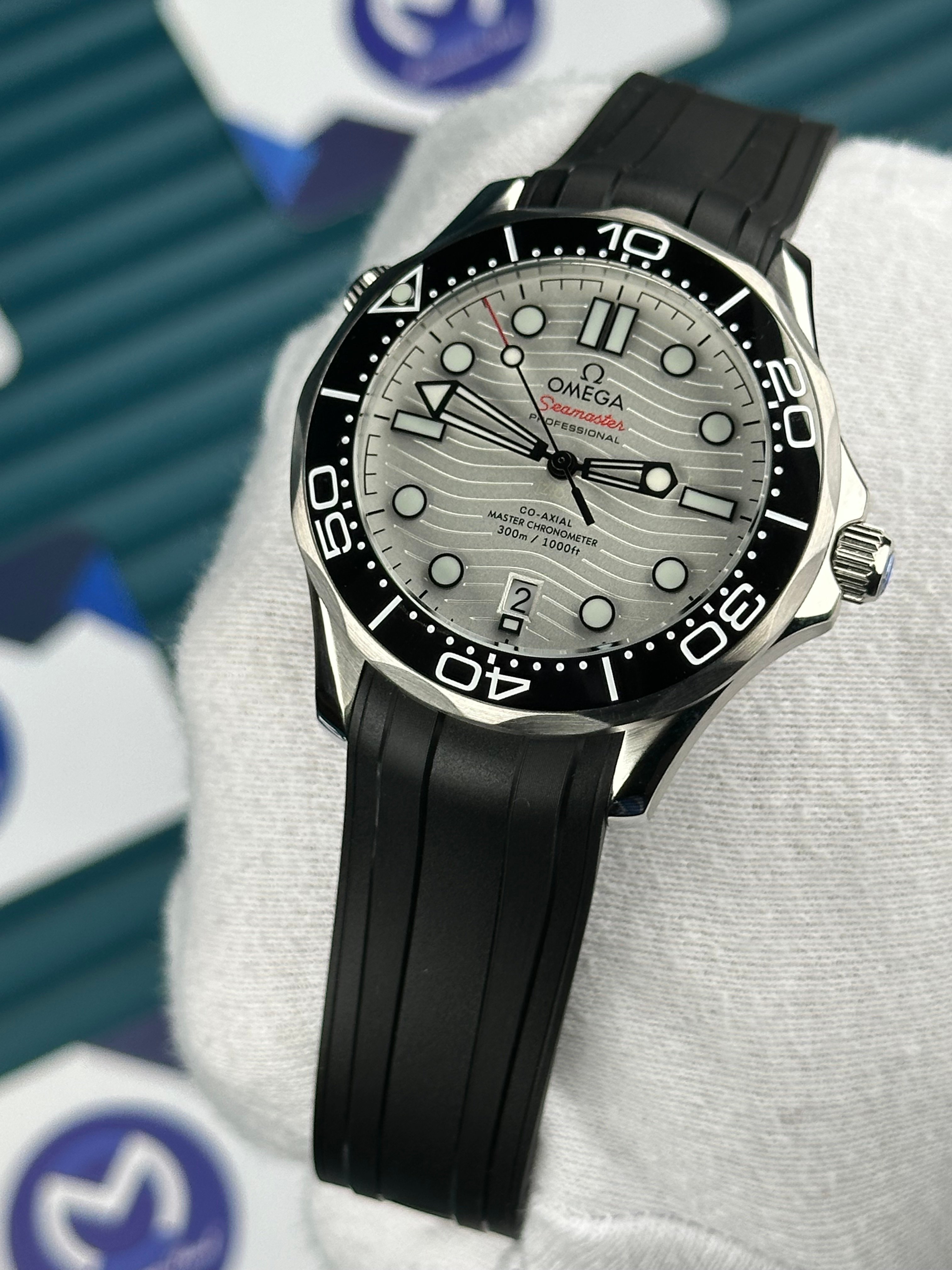 Omega Seamaster Diver 300m Otomatik Siyah Kauçuk Kordon Beyaz Kadran