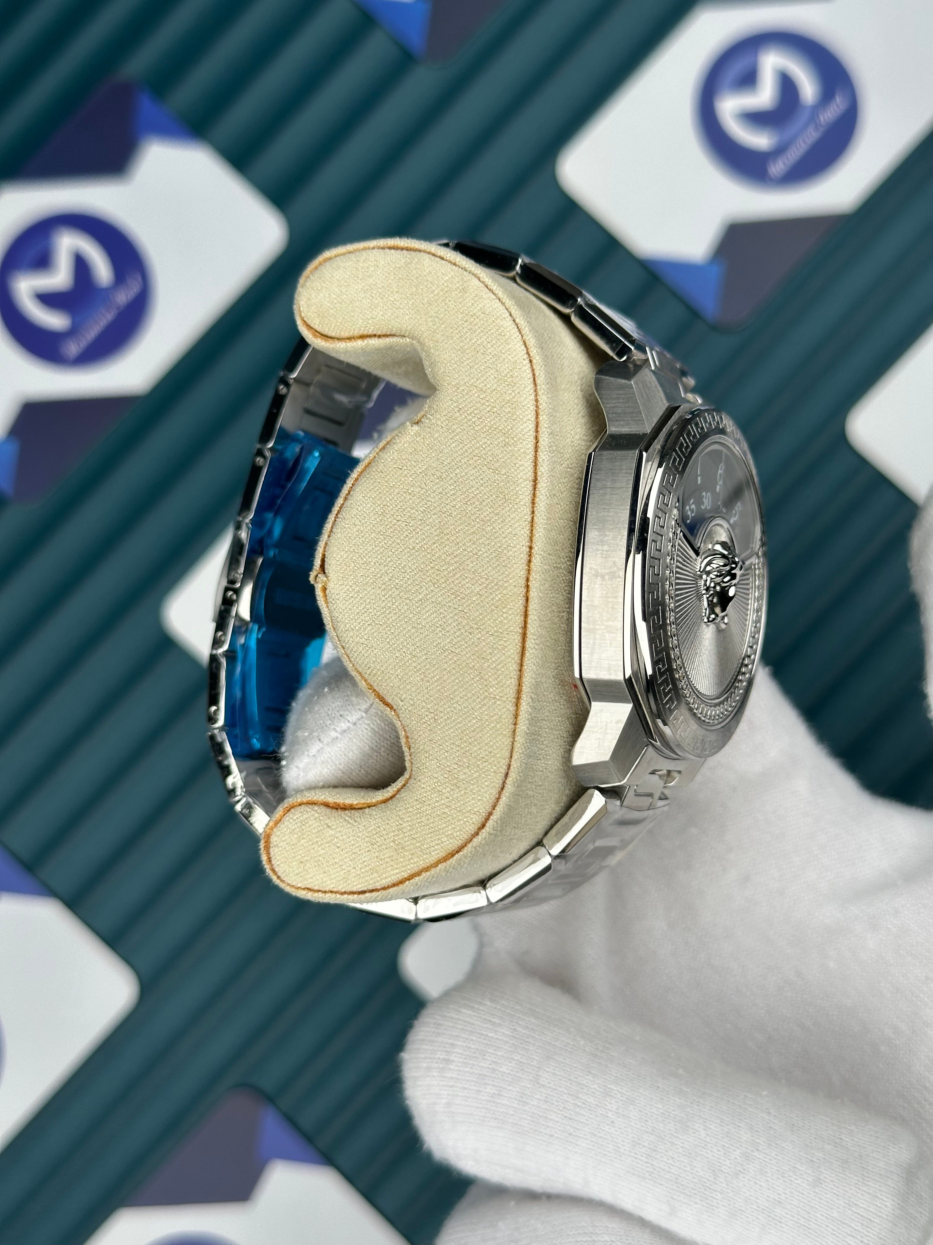 Versace Gümüş Kordon Yeni Nesil 3D Logolu Siyah Kadran
