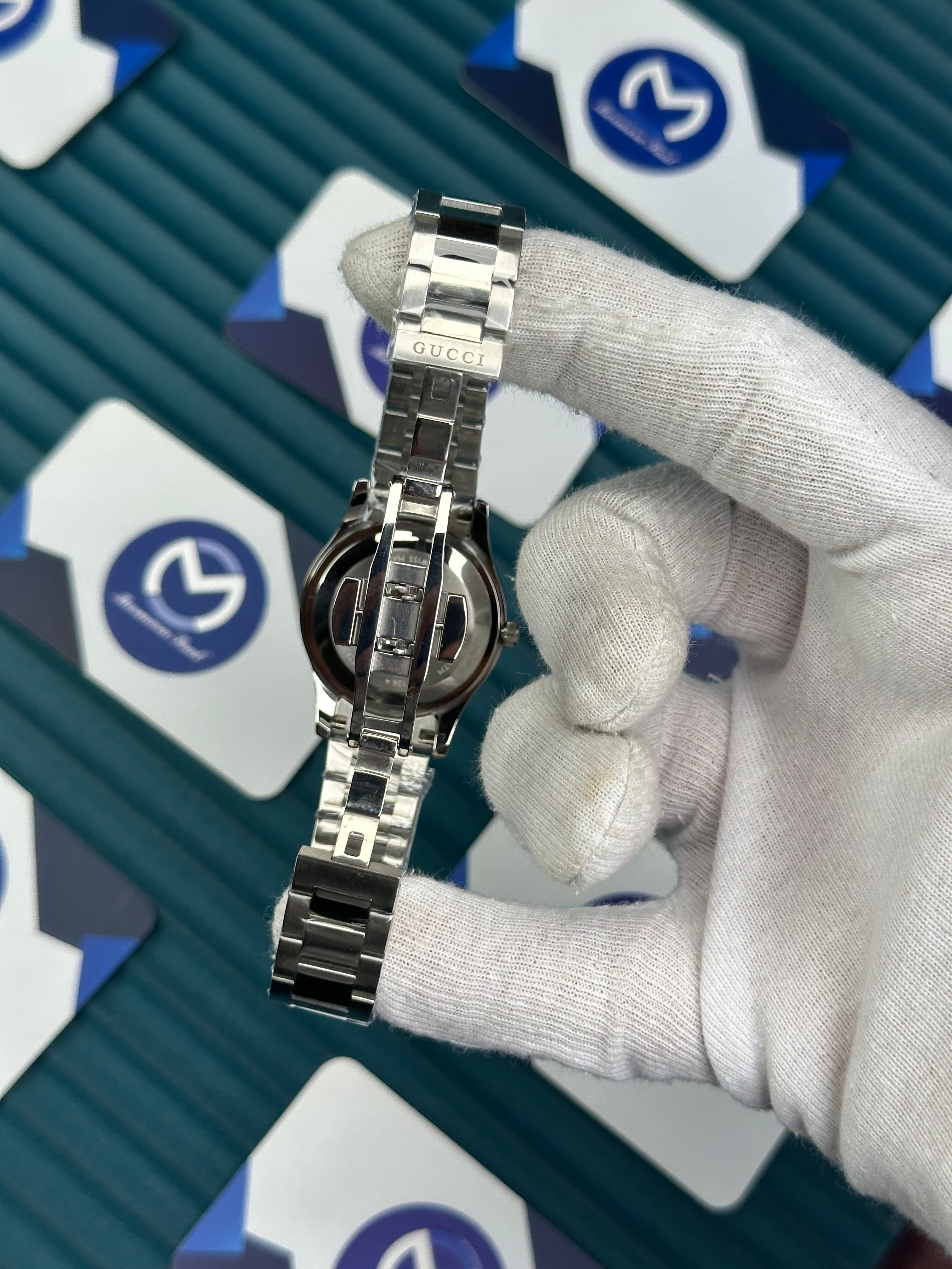 GUCCI WOMAN BLACK DIAL BUTTERFLY MOTIF SILVER