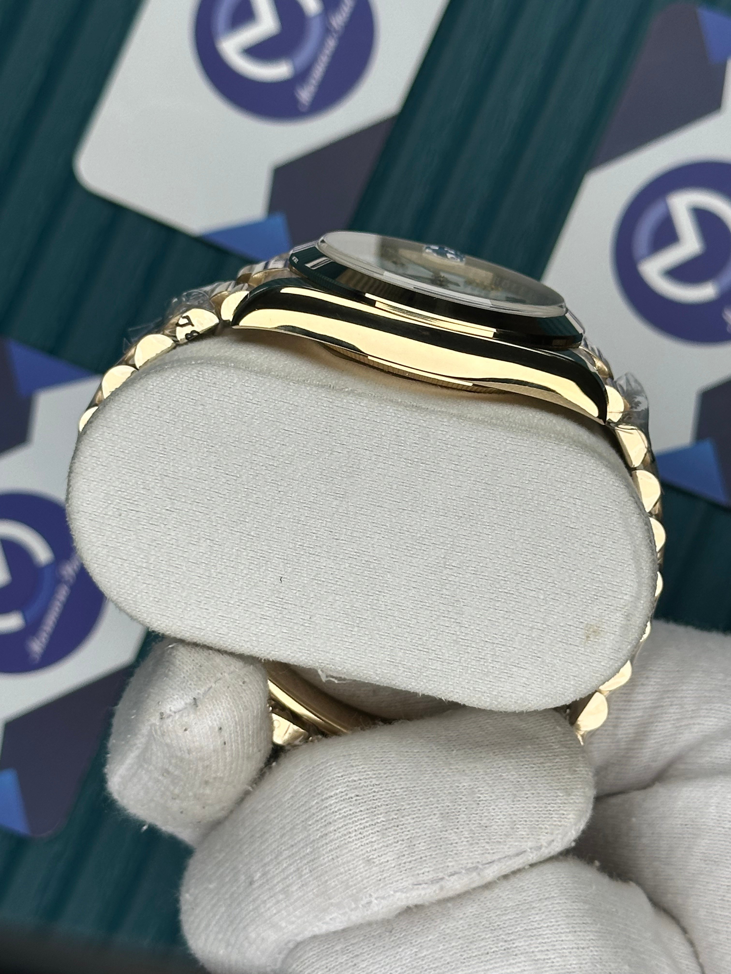 ROLEX DAY-DATE GREEN DIAL OVAL BEZEL DIAMOND INDEX GOLD PRESIDENT