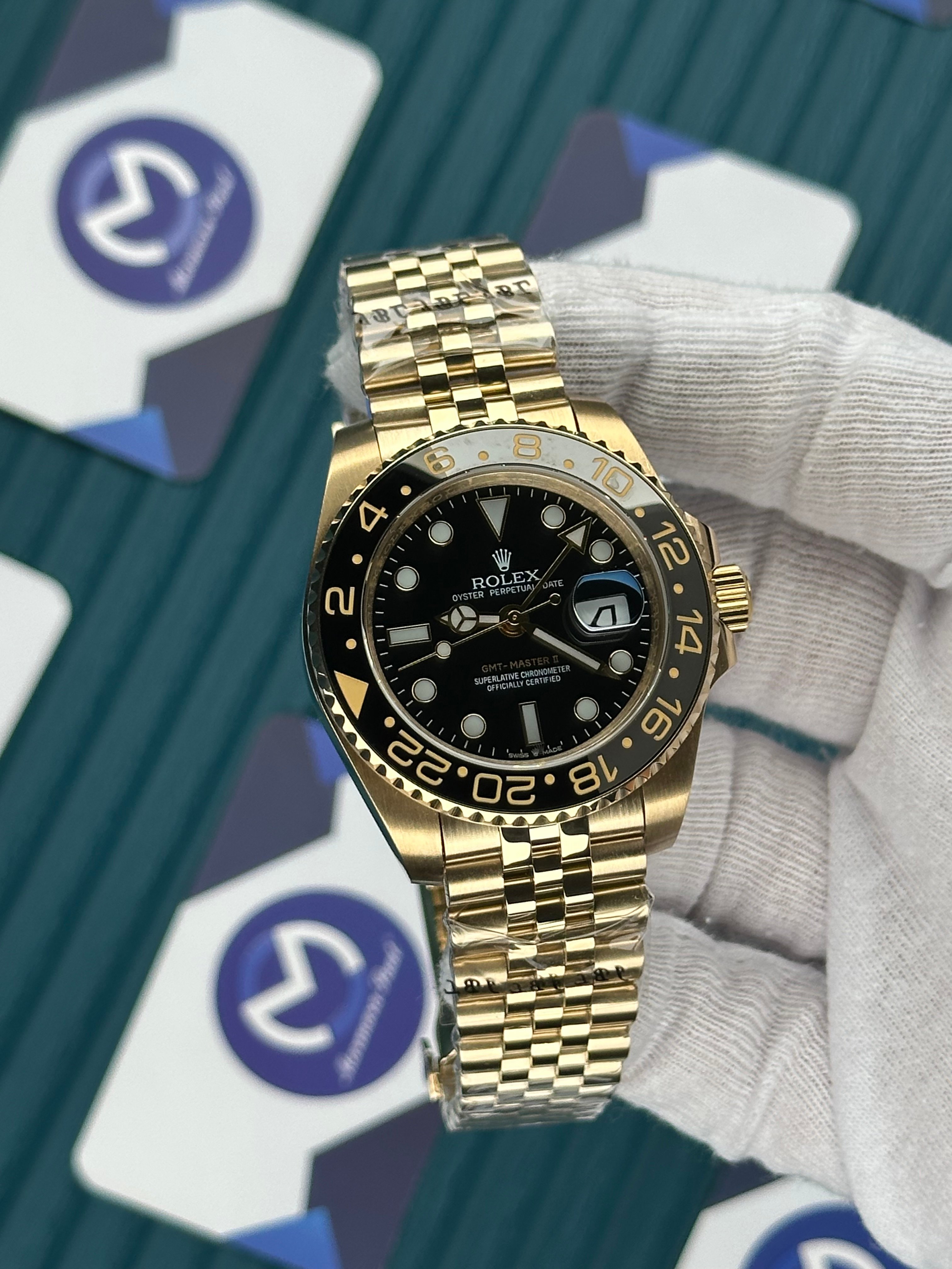 ROLEX GMT MASTER II BLACK DIAL GREY AND BLACK BEZEL GOLD JUBILE