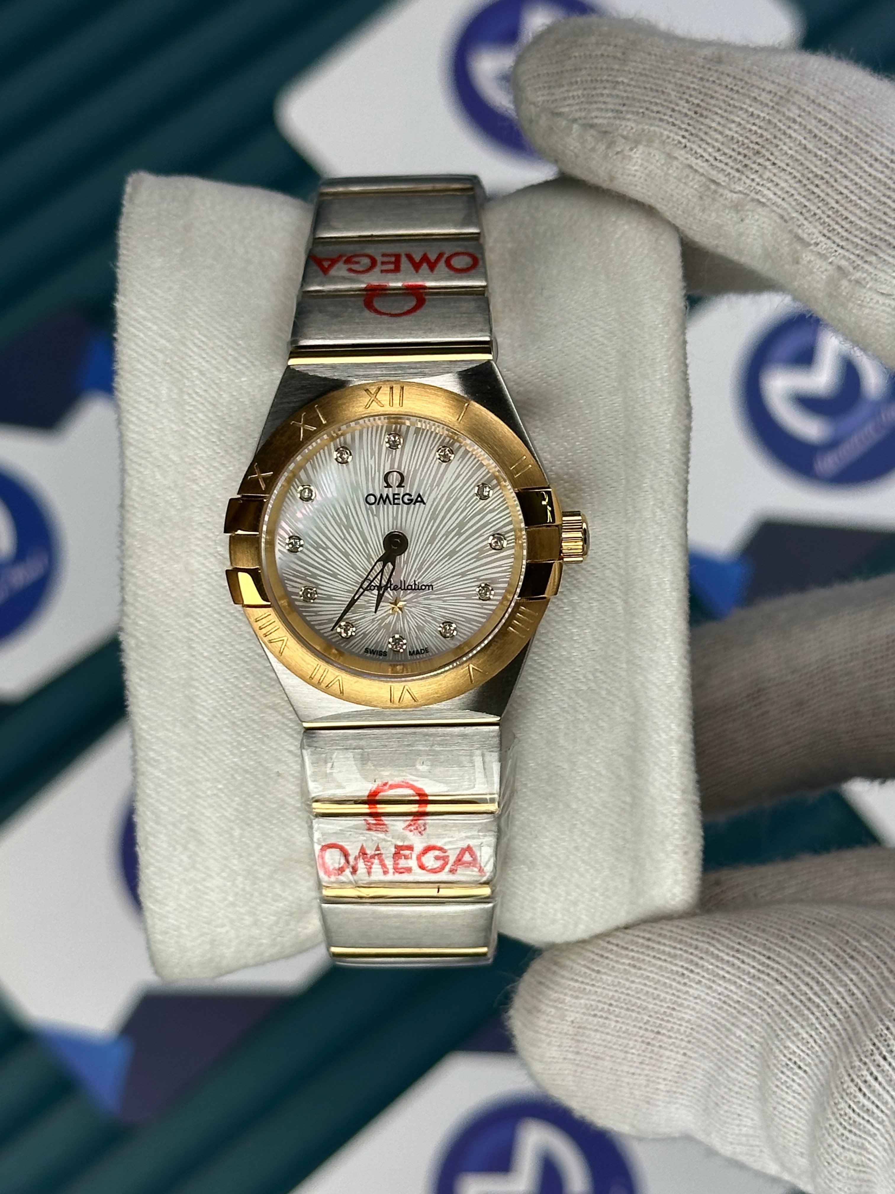 Omega Constellation Manhattan White Dial Quartz 28 mm Gold-Silver Bracelet