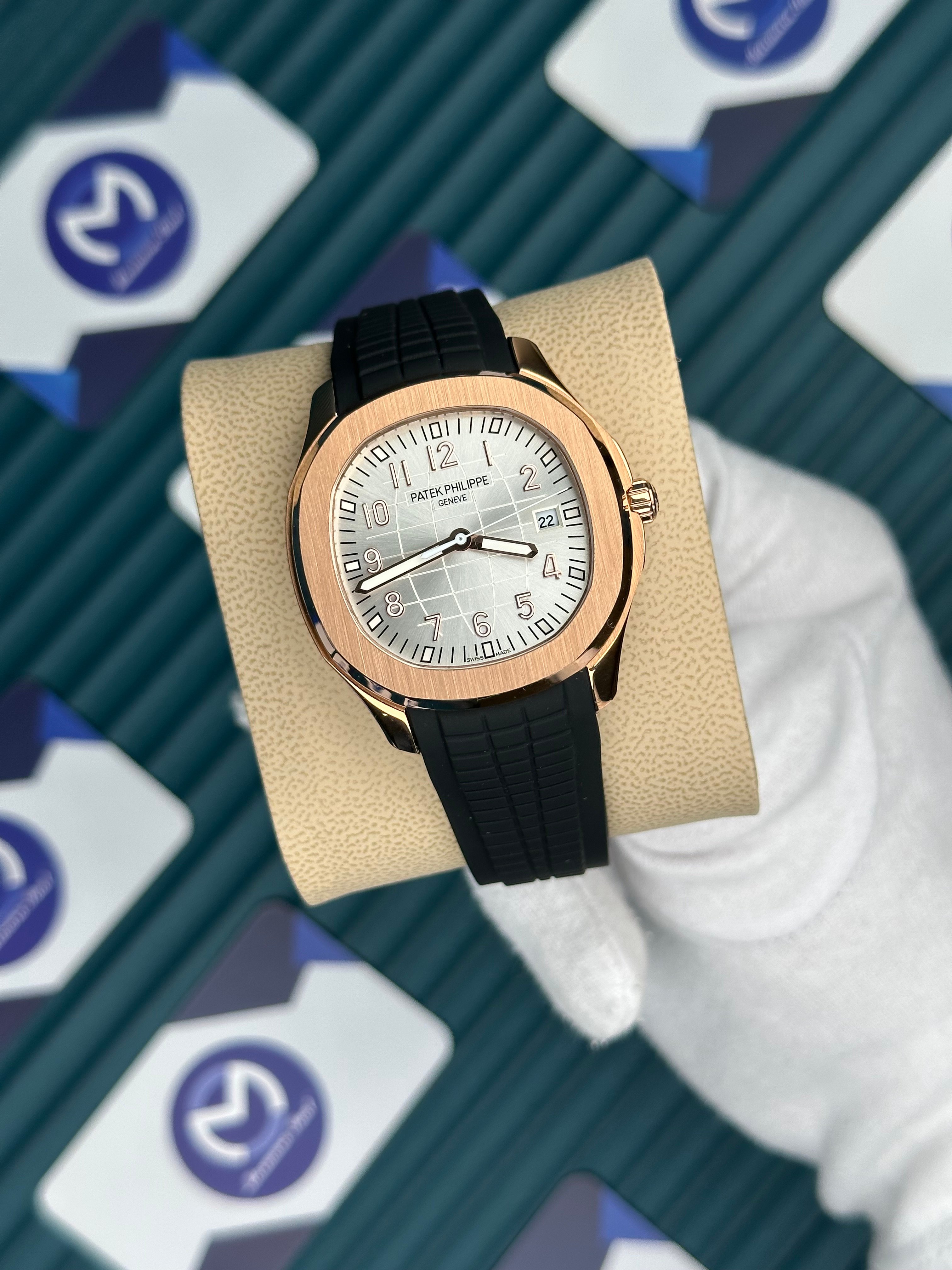 Patek Philippe Aquanaut Siyah Kordon Beyaz Kadran Rose Kasa