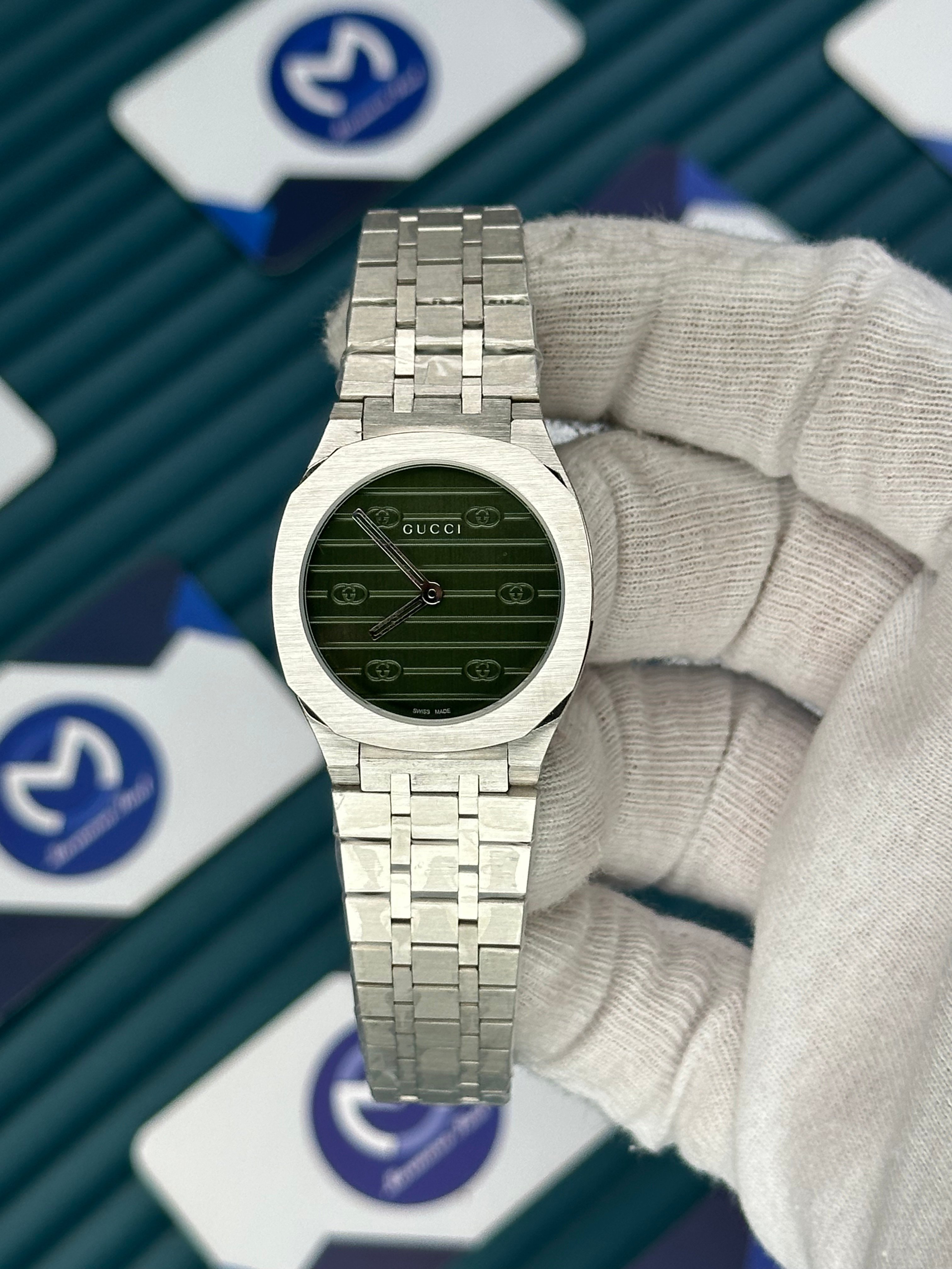 GUCCI WOMAN GREEN DIAL BRUSH MARKS SILVER