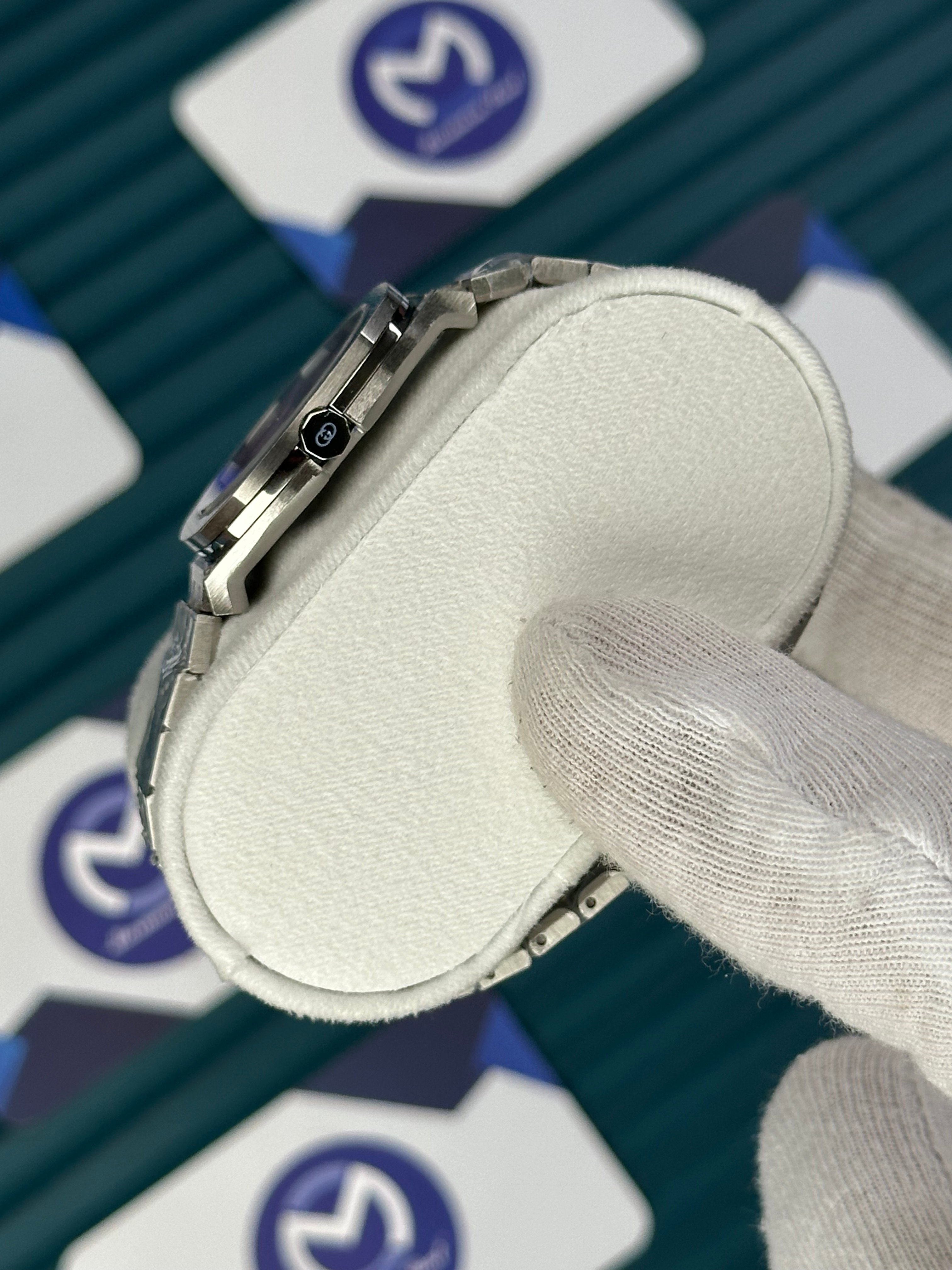 GUCCI WOMAN BLUE DIAL DIAMOND BEZEL BRUSH MARKS SILVER
