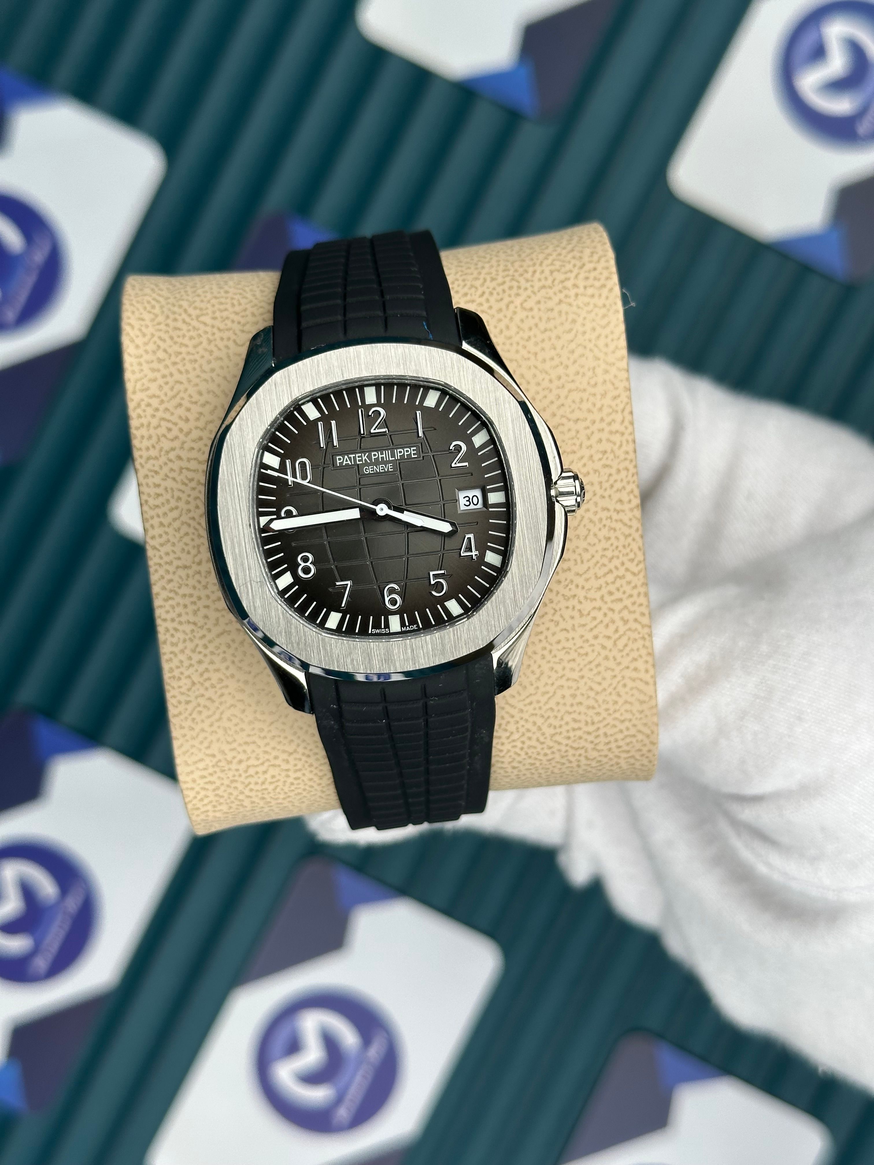 Patek Philippe Aquanaut Siyah Kordon Gri Kadran Gümüş Kasa